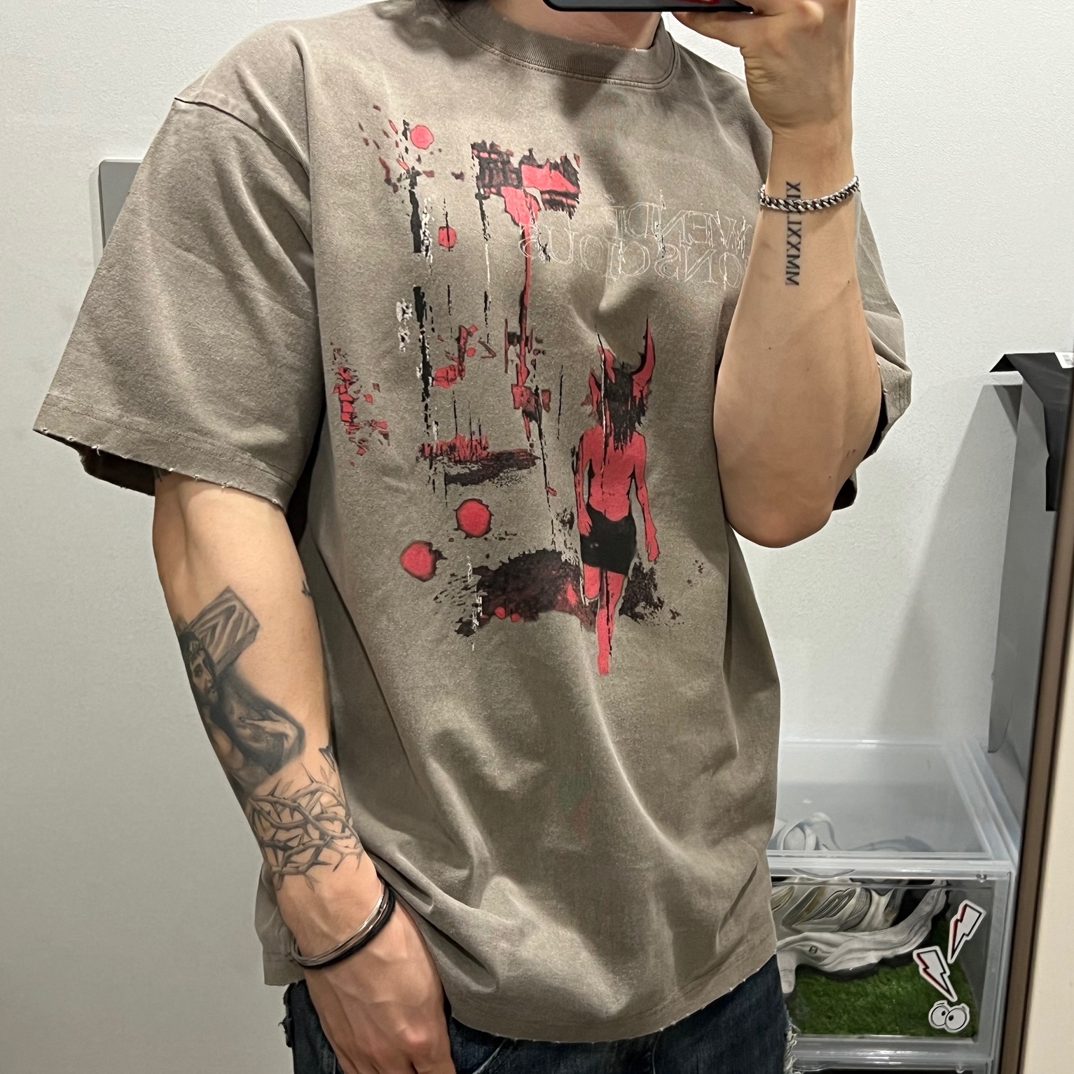 Awende Red Veil T-shirt Charcoal, Awende Dirty Washing Jeans Blue 착용 스타일 - 1