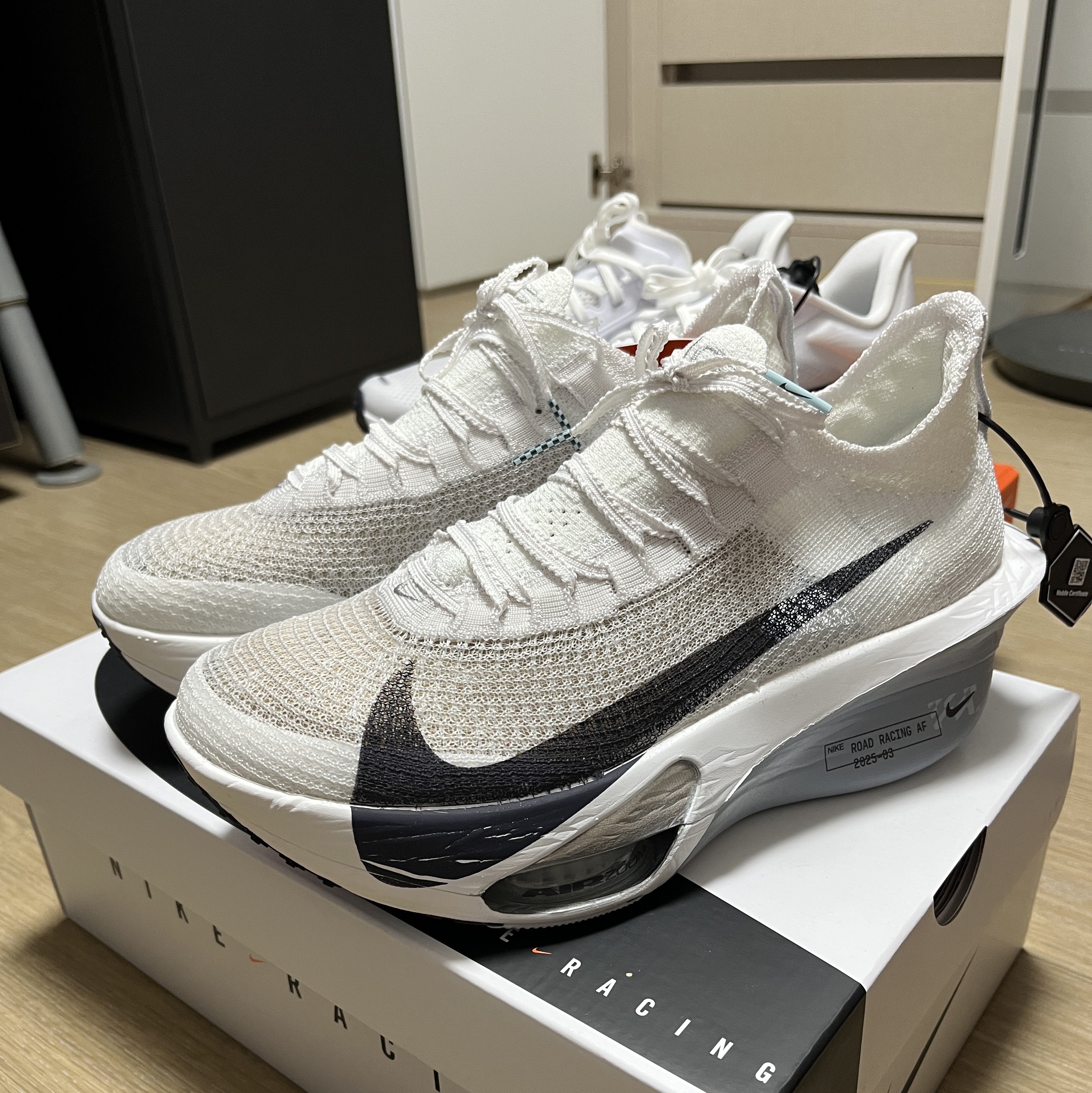 Nike Air Zoom Alphafly Next% 3 White Pure Platinum, Nike Zoom Fly 6 White Pure Platinum 착용 스타일 - 1