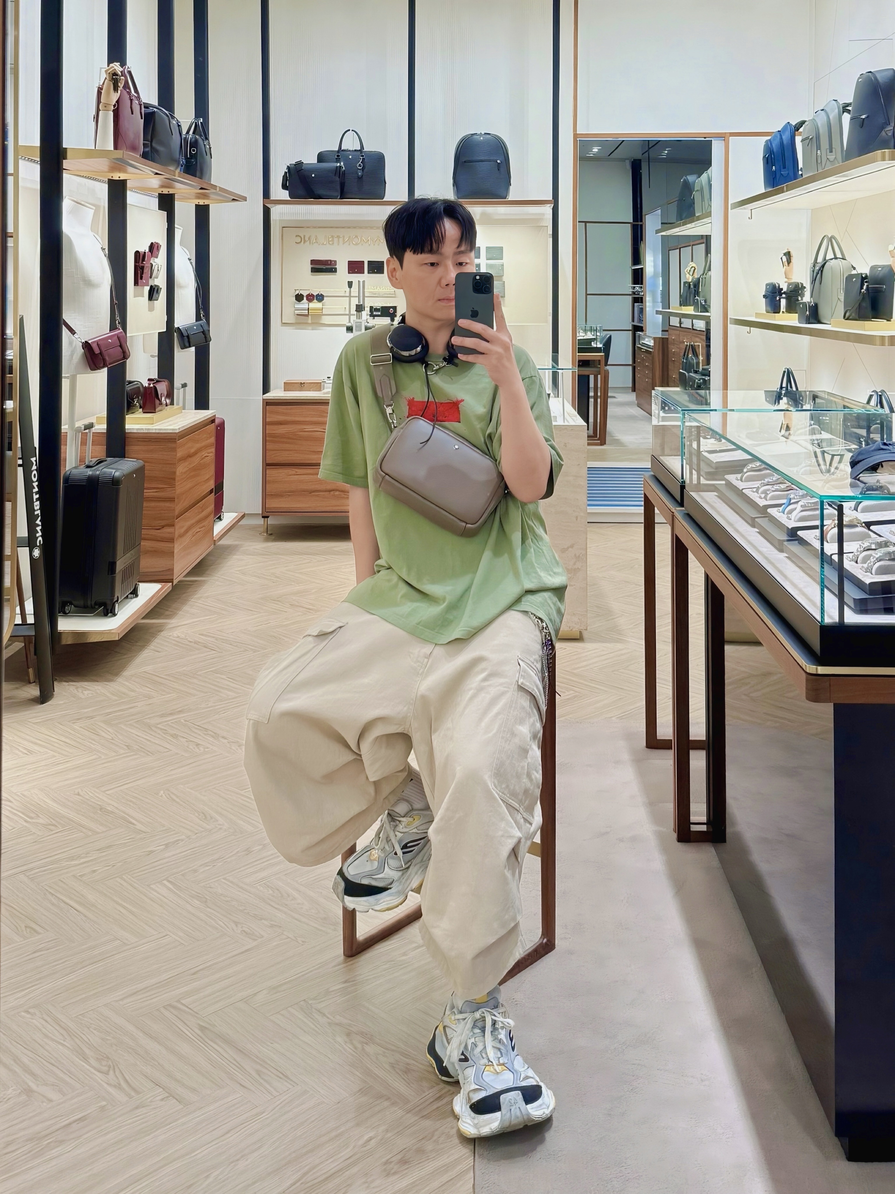 Nonnod Side Cargo Shorts Beige, Balenciaga Cargo Sneakers Grey Black Yellow 착용 스타일 - 1