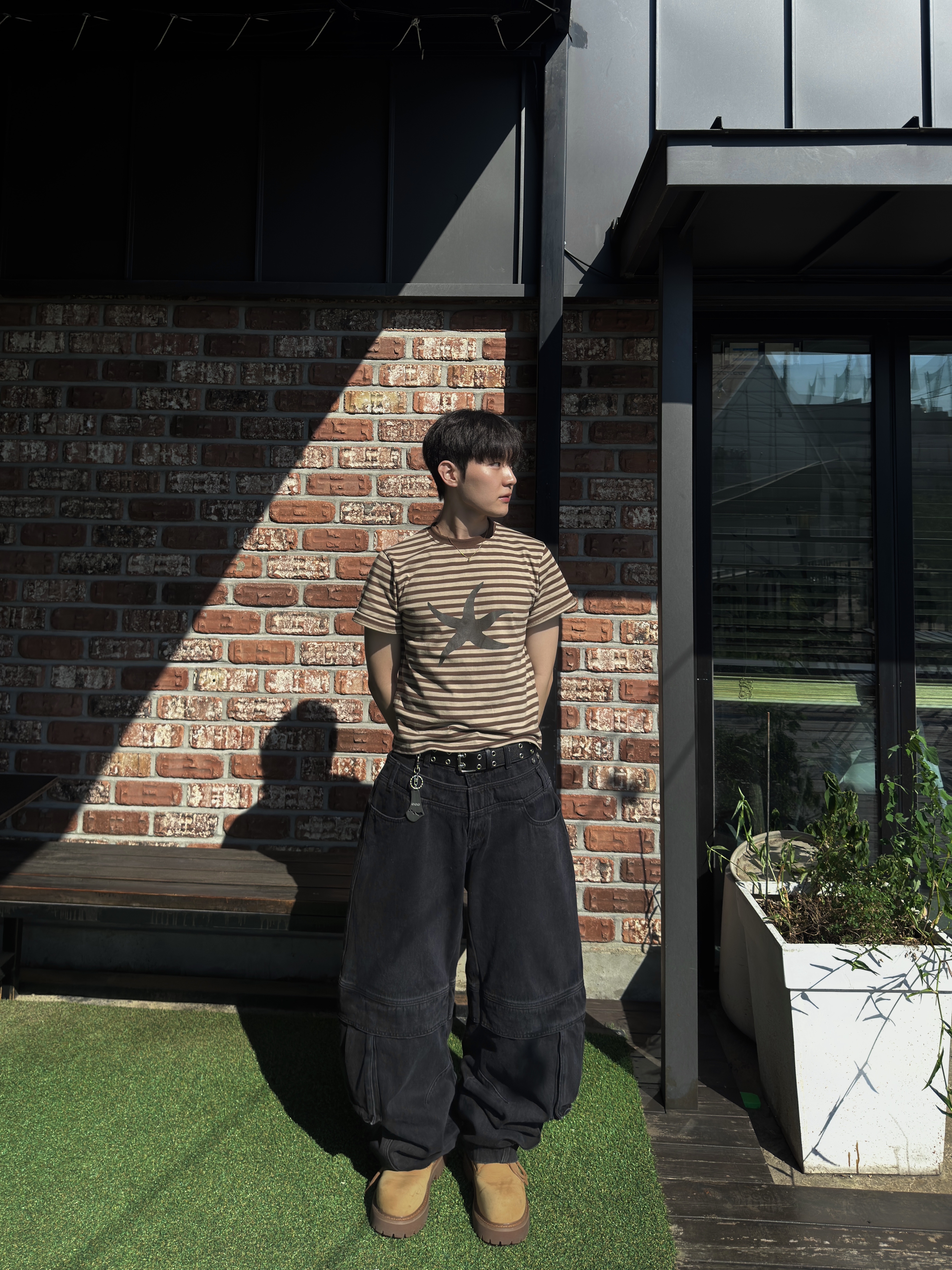 [KREAM 단독] BLR x POG Divided Curved Line Double Buckle Pants Black, LOSTGARDEN Route Tan 착용 스타일 - 4