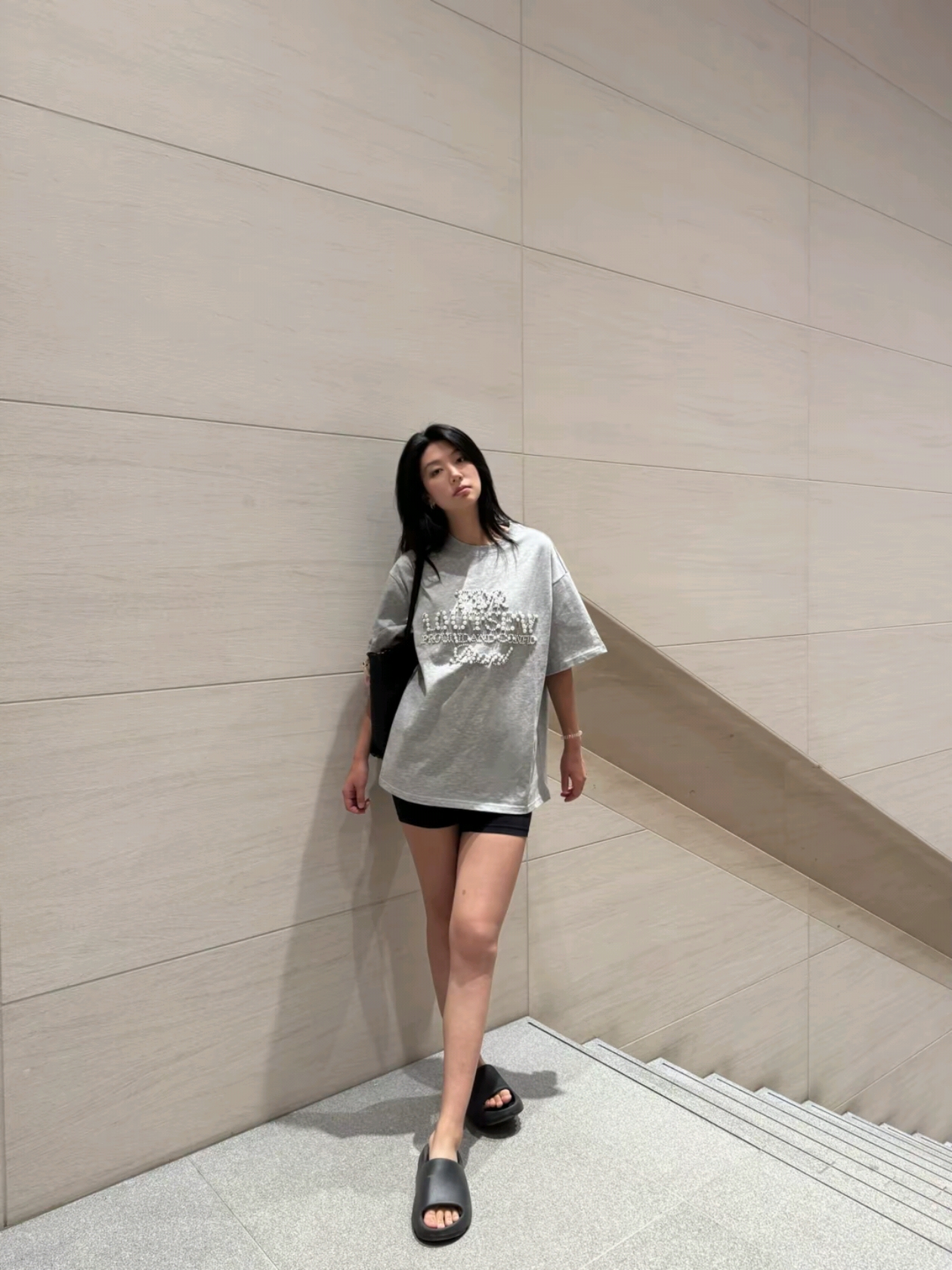 Adidas Yeezy Slide Onyx 착용 스타일 - 3