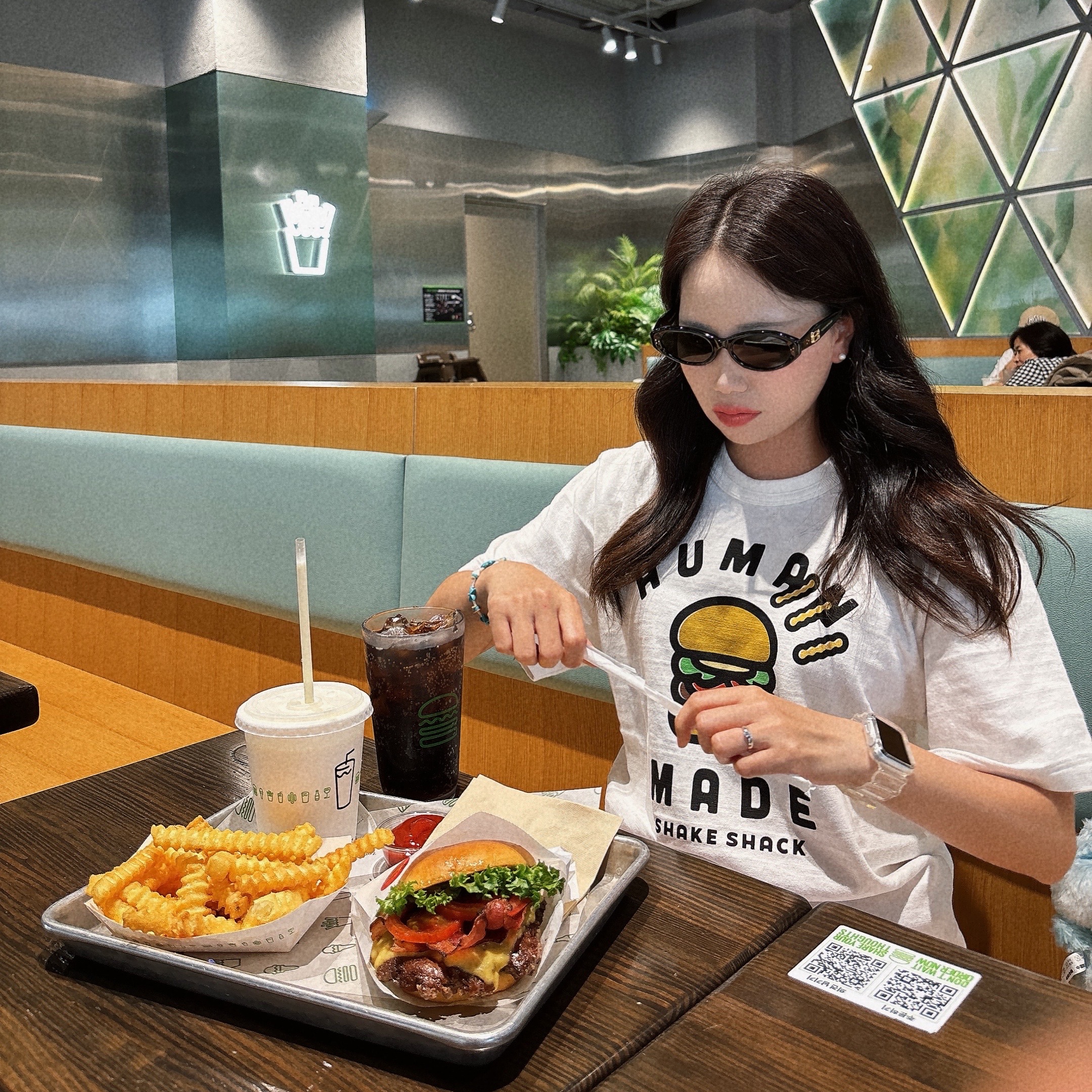 Human Made x Shake Shack T-Shirt White, Pop Mart Labubu The Monsters Highlight Series Hope Keyring (Opened Case) 착용 스타일 - 3