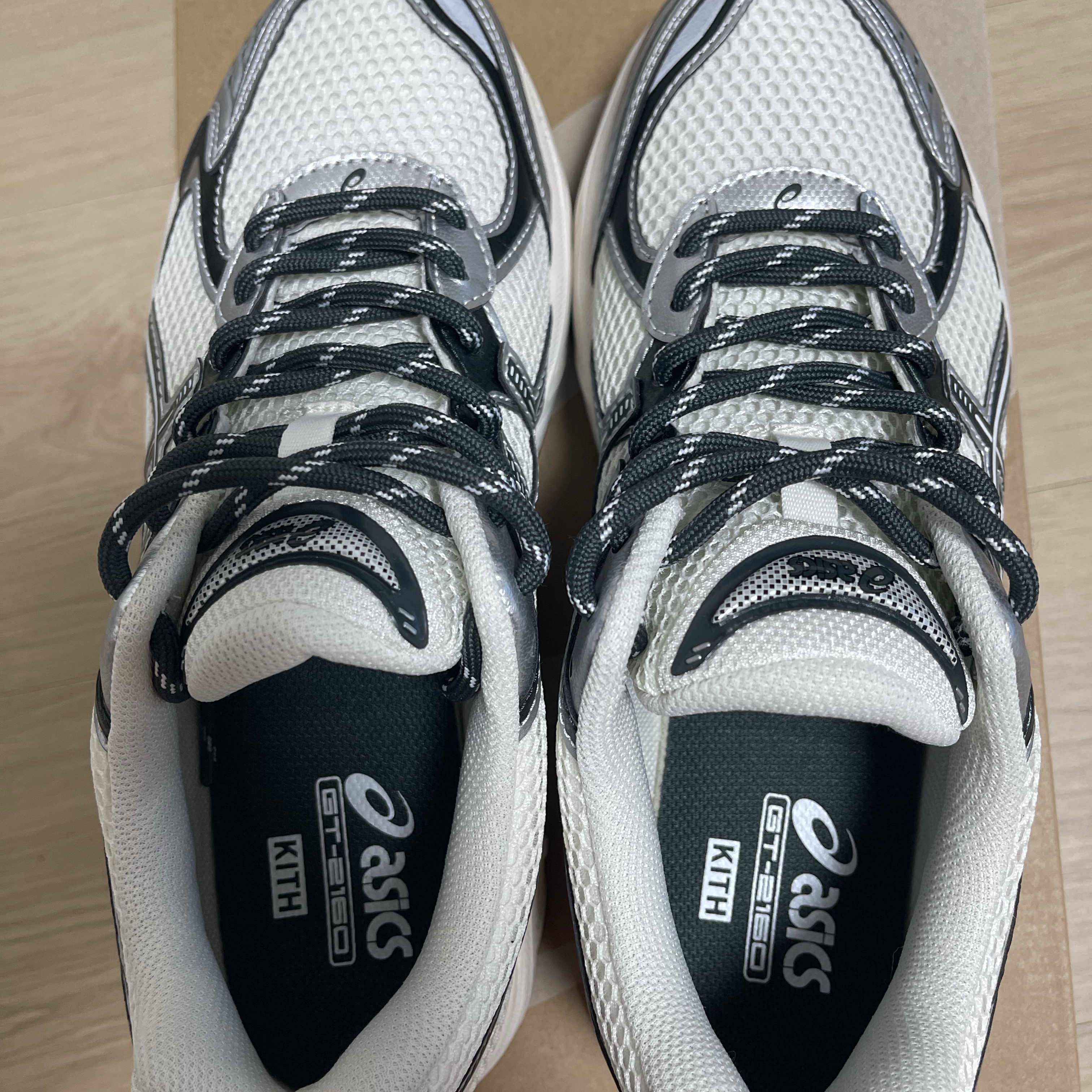 Asics x Kith GT-2160 Cream Scarab 착용 스타일 - 2