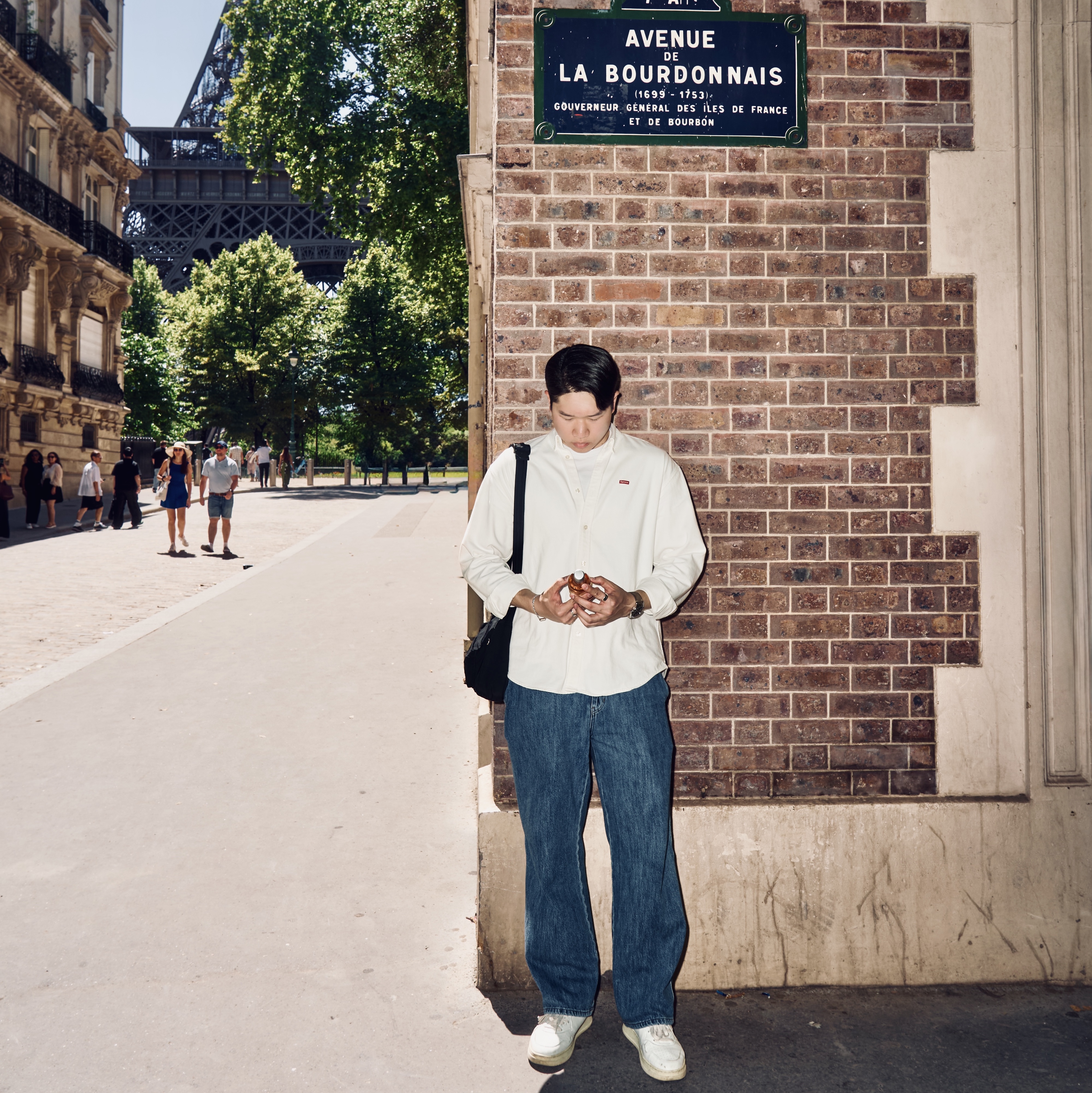 Supreme Small Box Shirt White Denim - 24FW, Autry Medalist Low Goatskin Sneakers White 착용 스타일 - 1