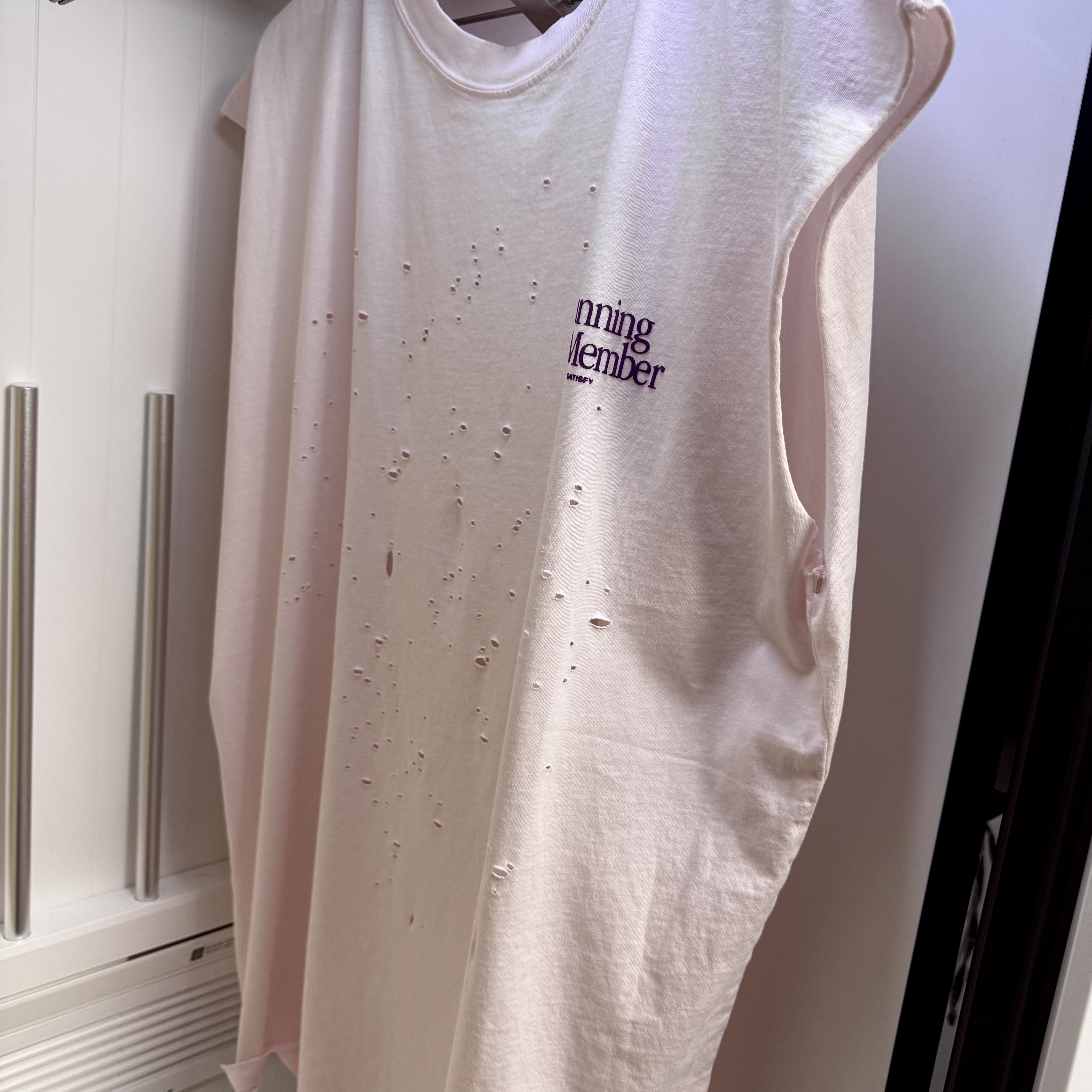 Satisfy 10th Anniversary Mothtech Muscle T-Shirt Sun Bleached Rosewater 착용 스타일