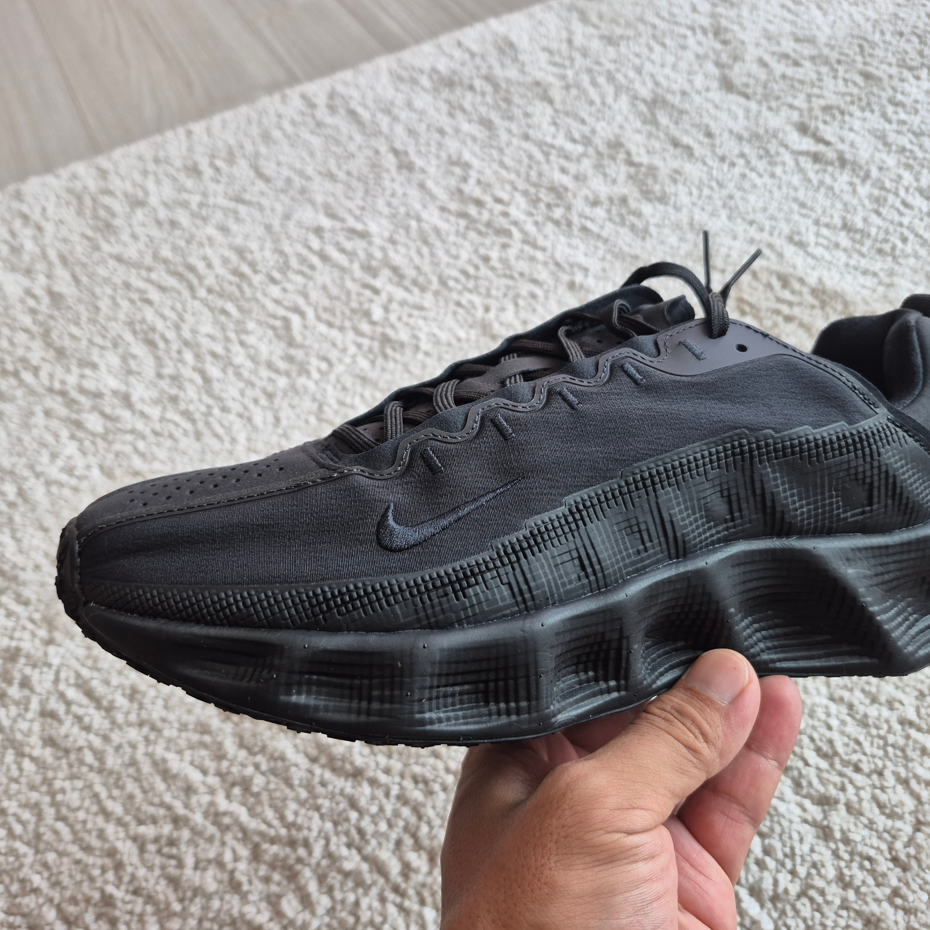 Nike Ava Rover Black Anthracite 착용 스타일 - 2