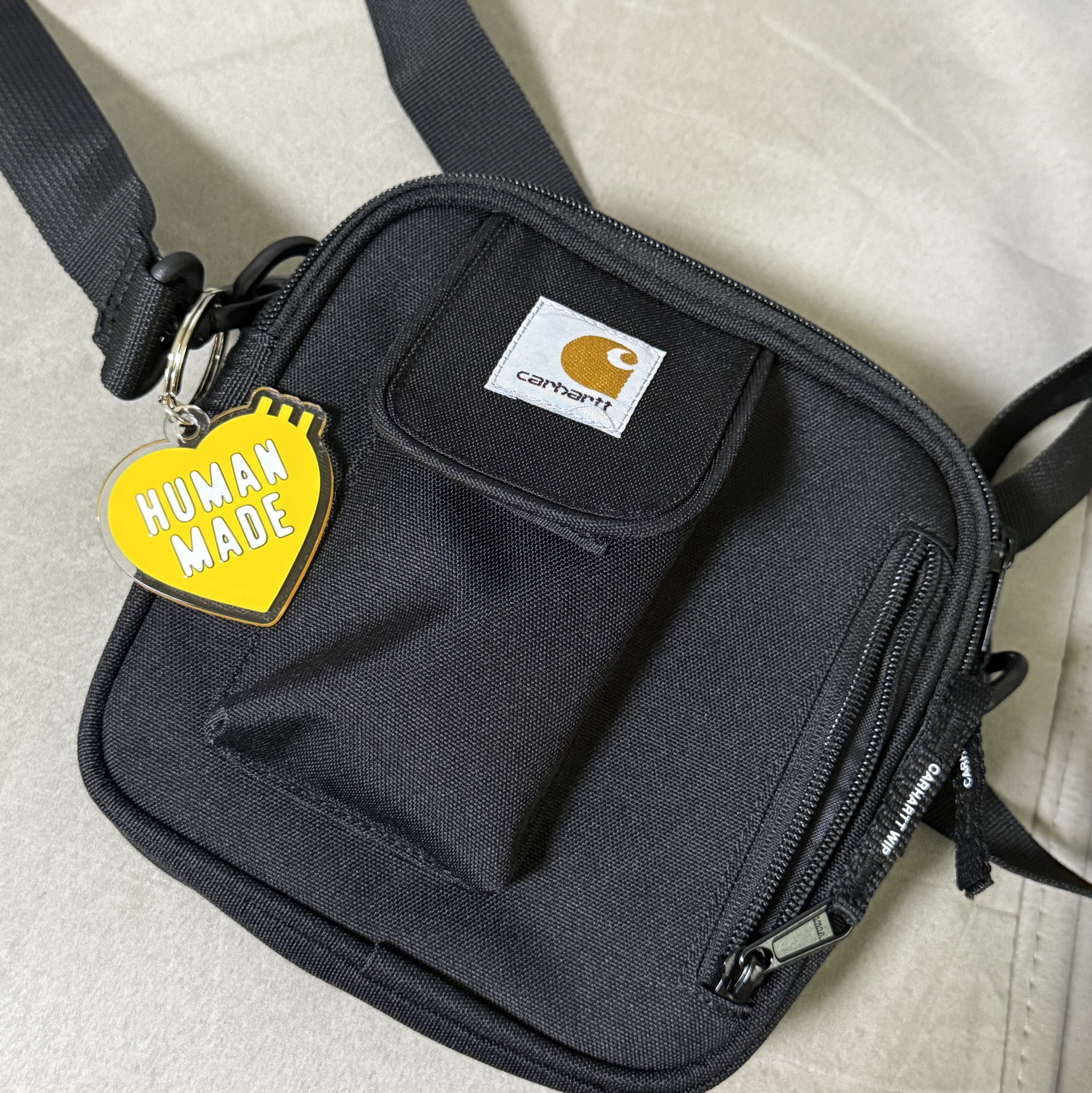 Carhartt WIP Essentials Bag Black, Human Made Acrylic Heart Keyring Yellow 착용 스타일