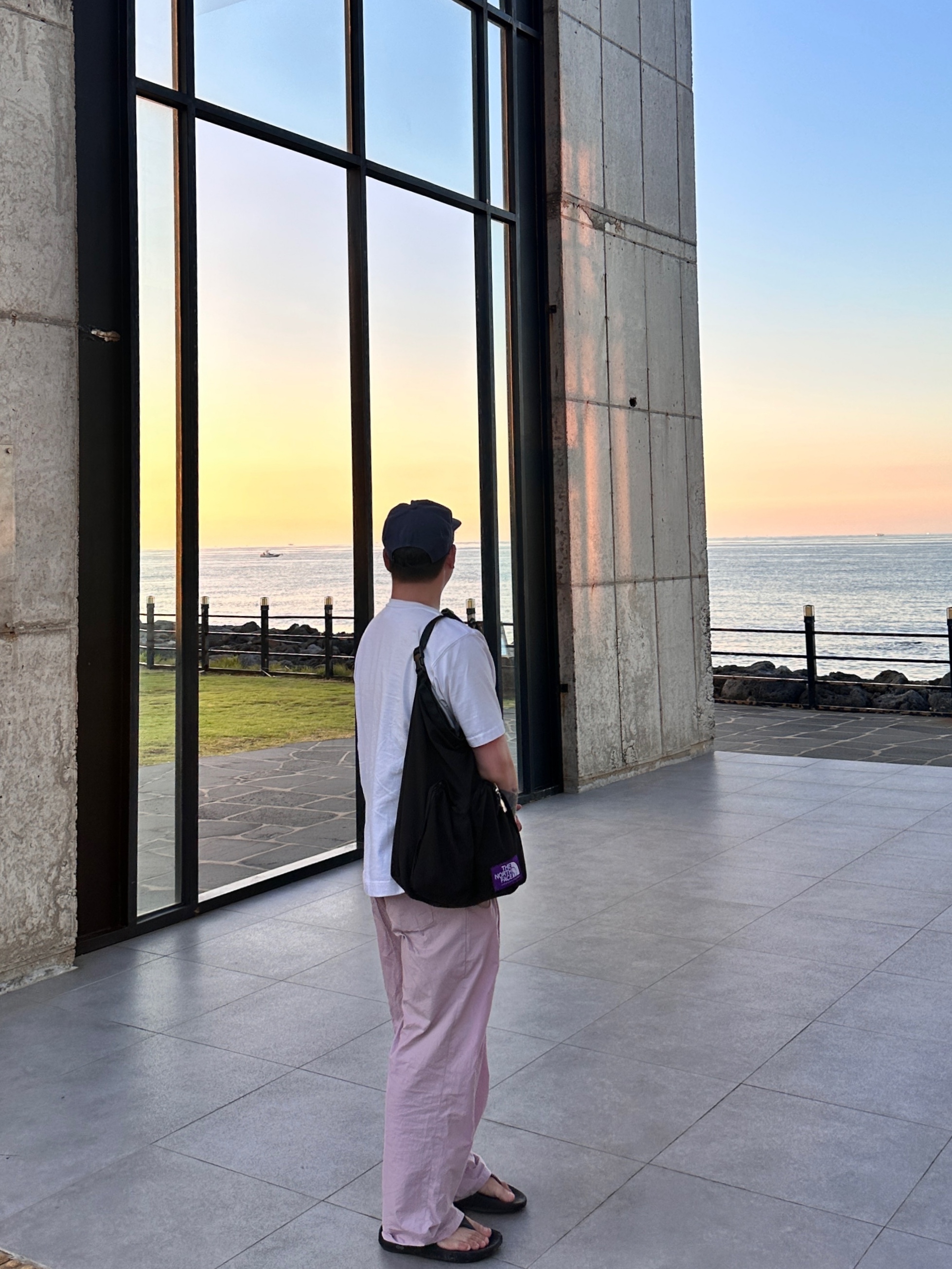 Oofos x Takahiromiyashita The Soloist Last Night I Dreamed That Somebody Loved Me The Sound of The Soloist Flip-Flop Black, The North Face Purple Label Field 2Way Tote Bag Black 착용 스타일 - 1