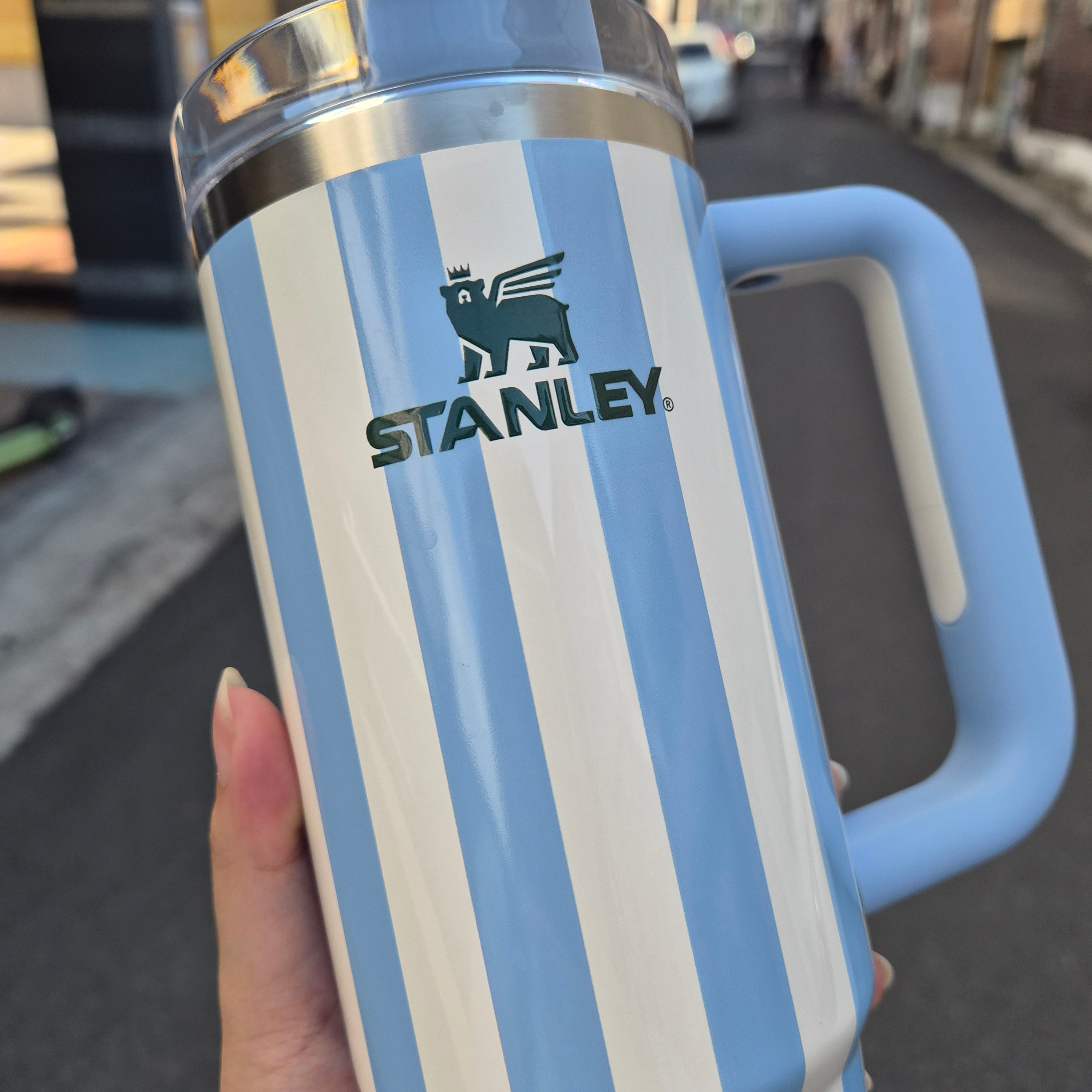 Stanley The Quencher H2.0 Flowstate Tumbler 887ml Cornflower Cabana Gloss 착용 스타일