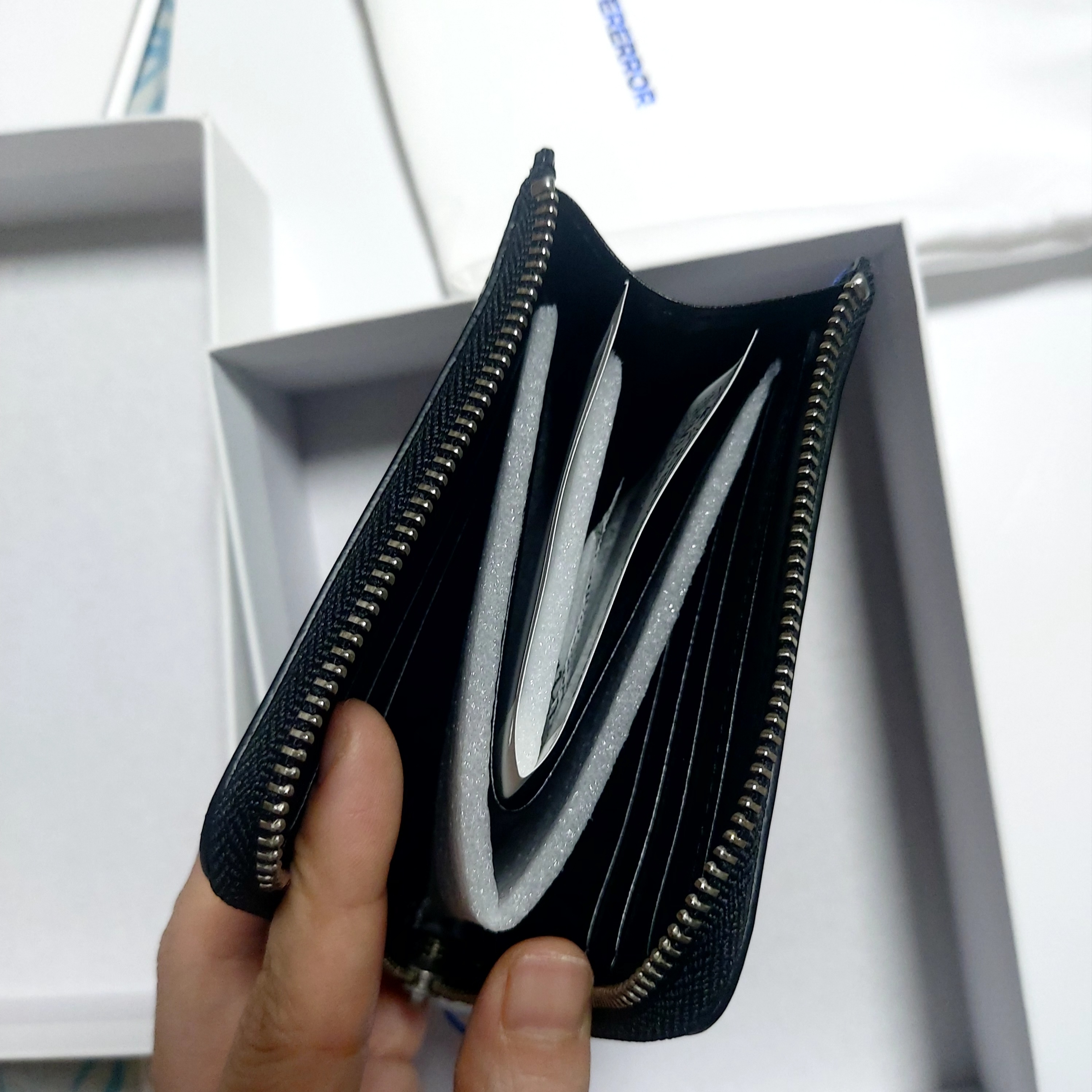 Ader Error Sig; TRS Tag Wallet 01 Noir 착용 스타일 - 3