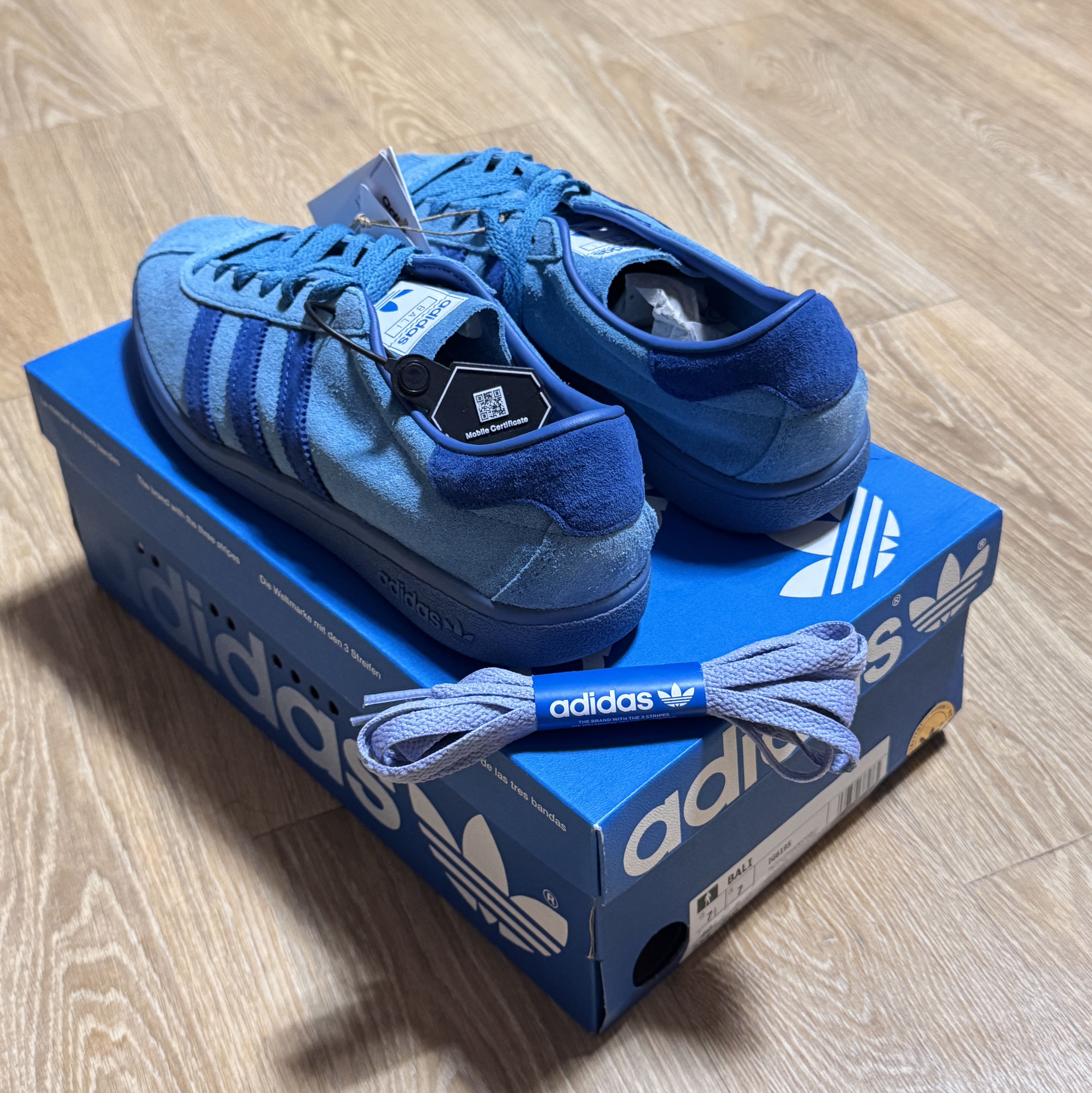 Adidas Bali Tactile Steel Dark Marine 착용 스타일