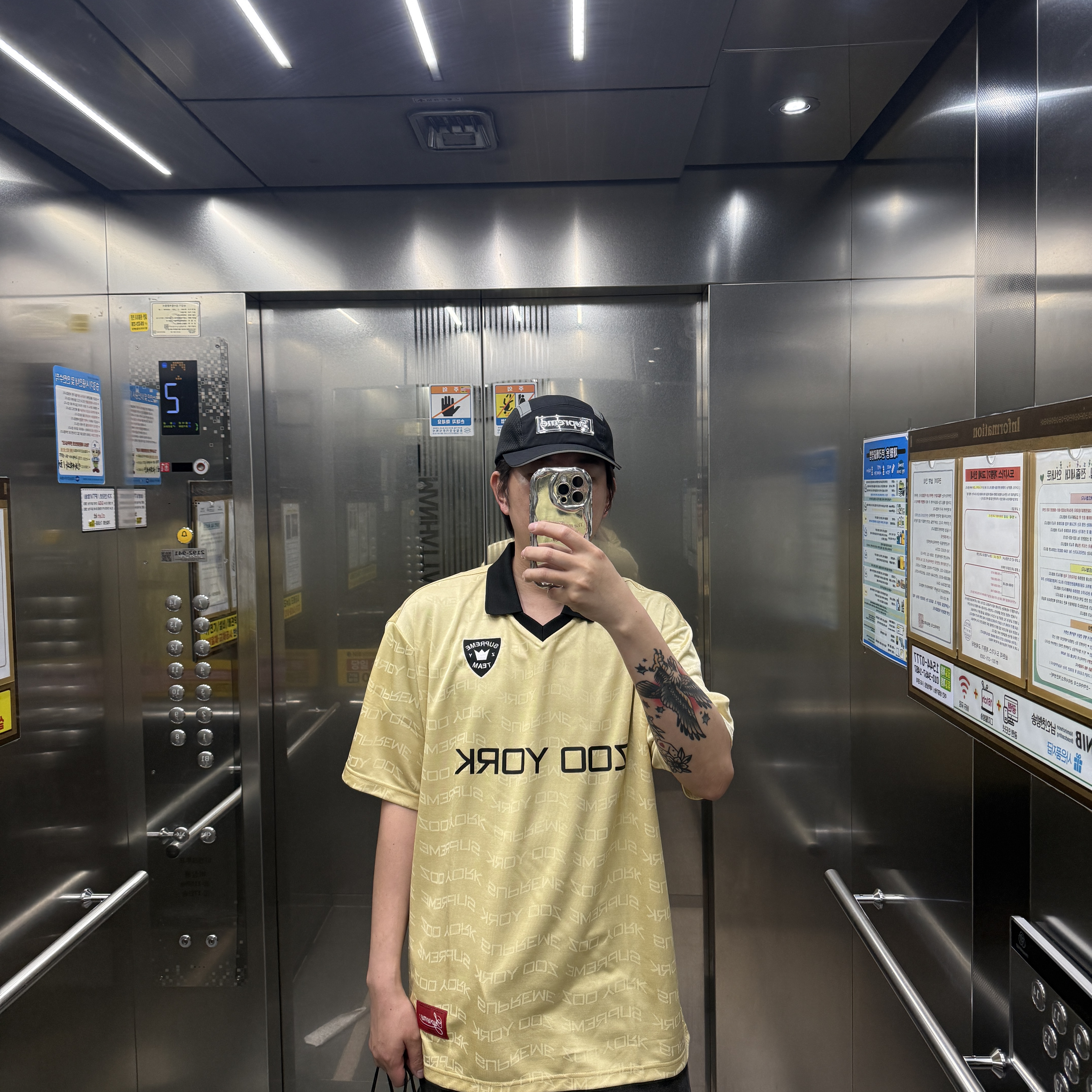 Supreme x Zoo York Soccer Jersey Gold - 25SS, Supreme Side Mesh Camp Cap Black - 25SS 착용 스타일