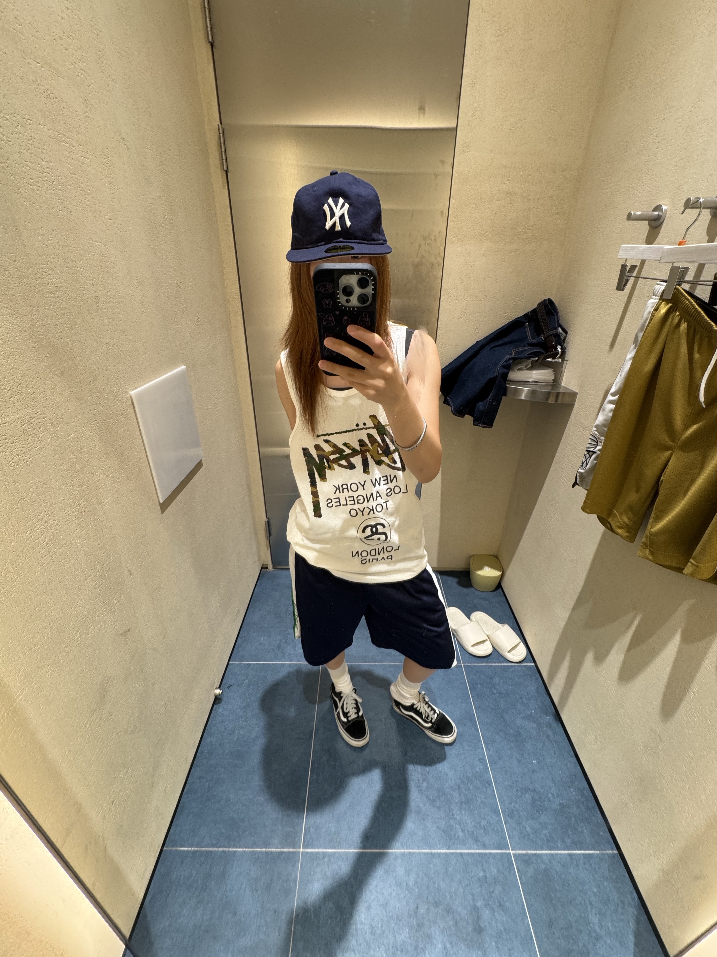 New Era 59Fifty MLB Authentic New York Yankees Game Navy, Vans ComfyCush Old Skool Black True white 착용 스타일 - 2