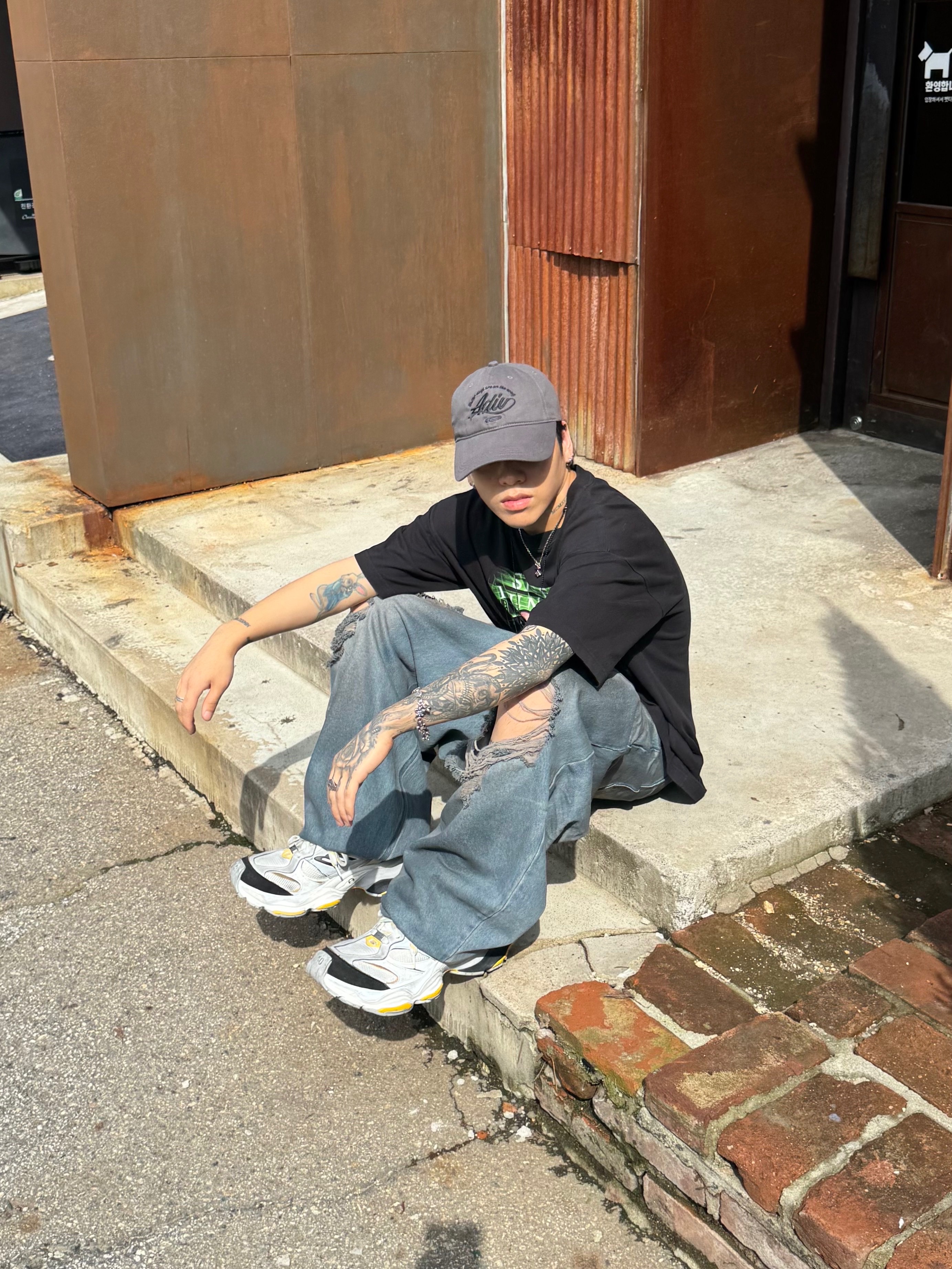 Balenciaga Cargo Sneakers White Grey 착용 스타일 - 5
