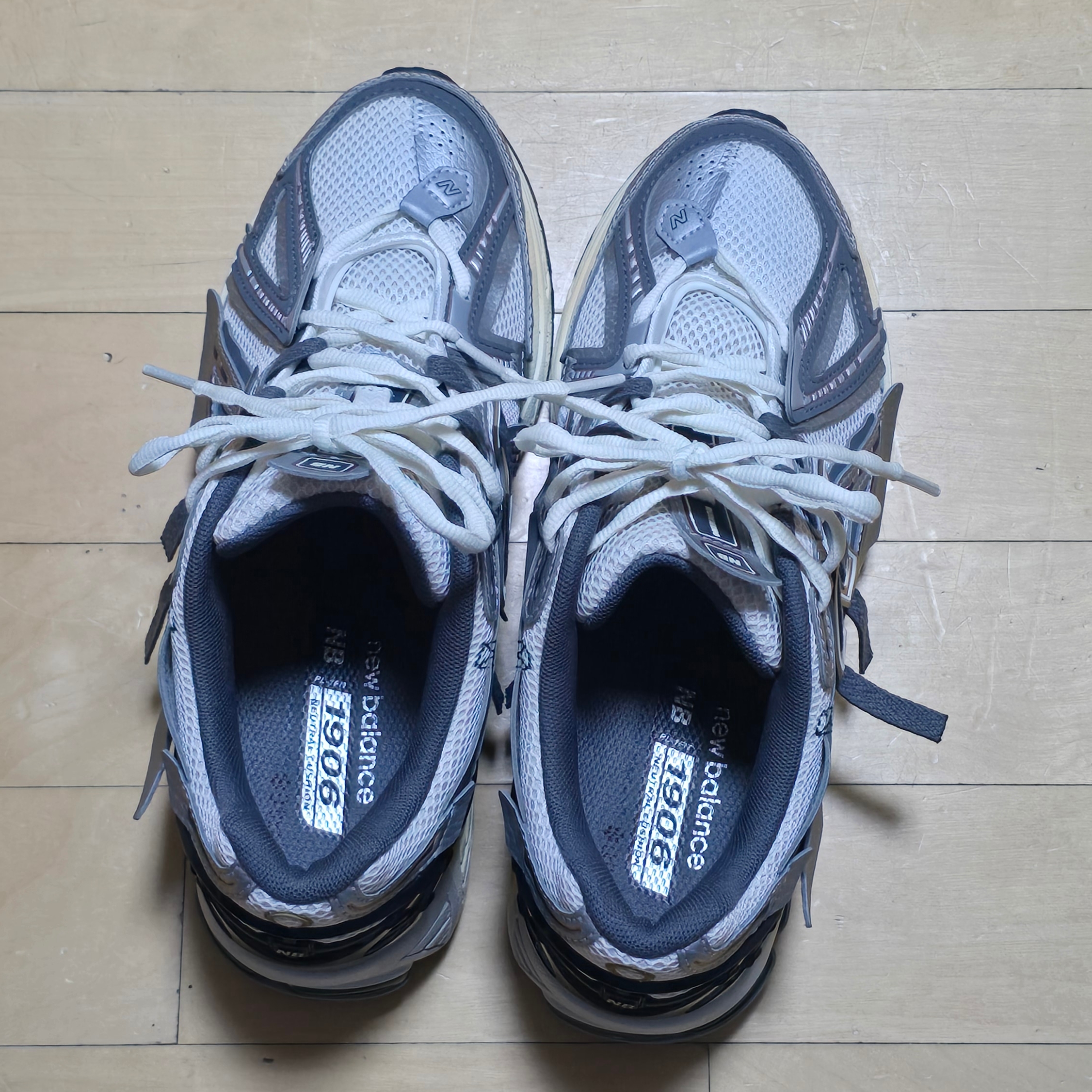 New Balance 1906A Silver Metallic Castlerock 착용 스타일 - 1