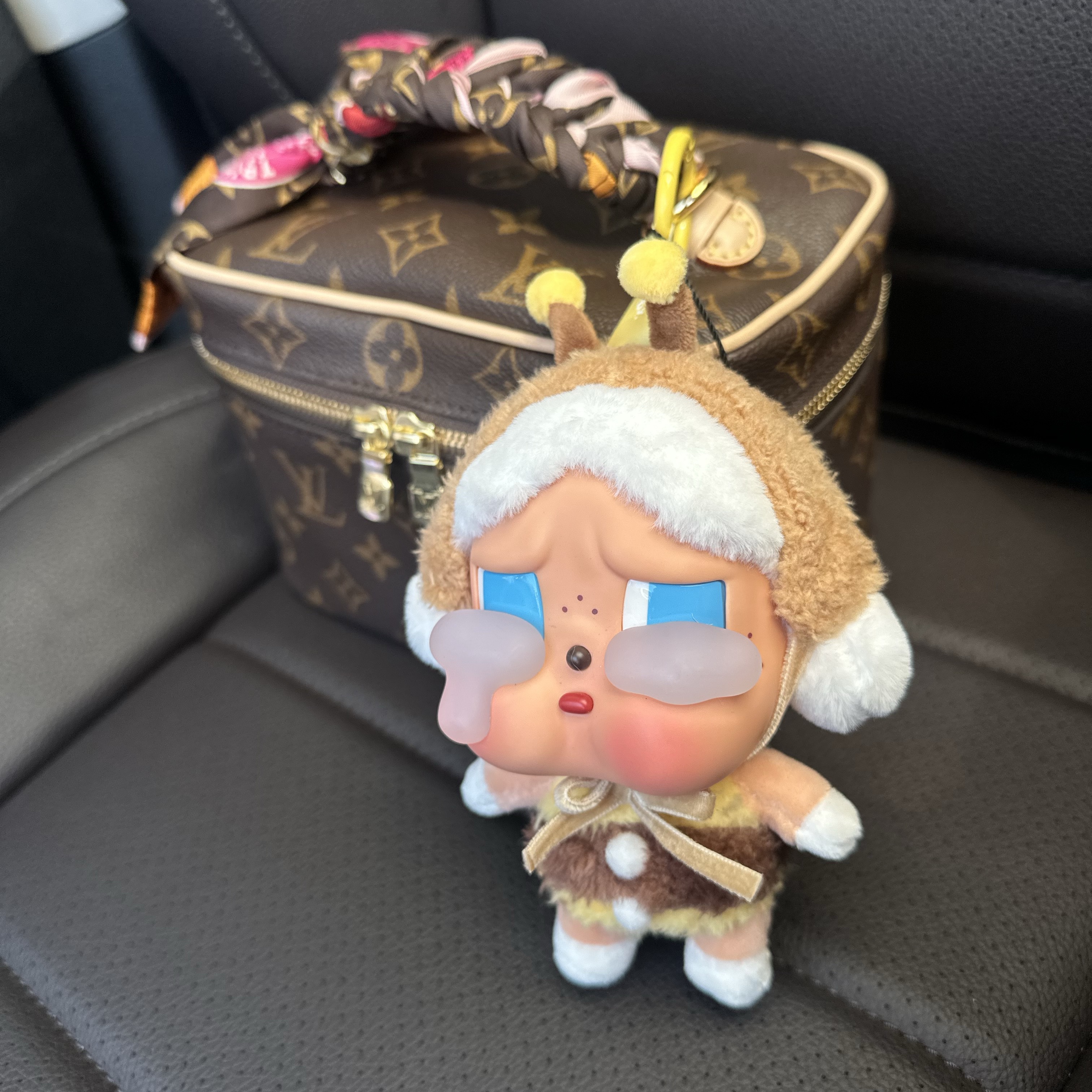 Pop Mart Crybaby Crying Again Series Plush Keyring I'll Bring You A Flower (Opened Case) 착용 스타일