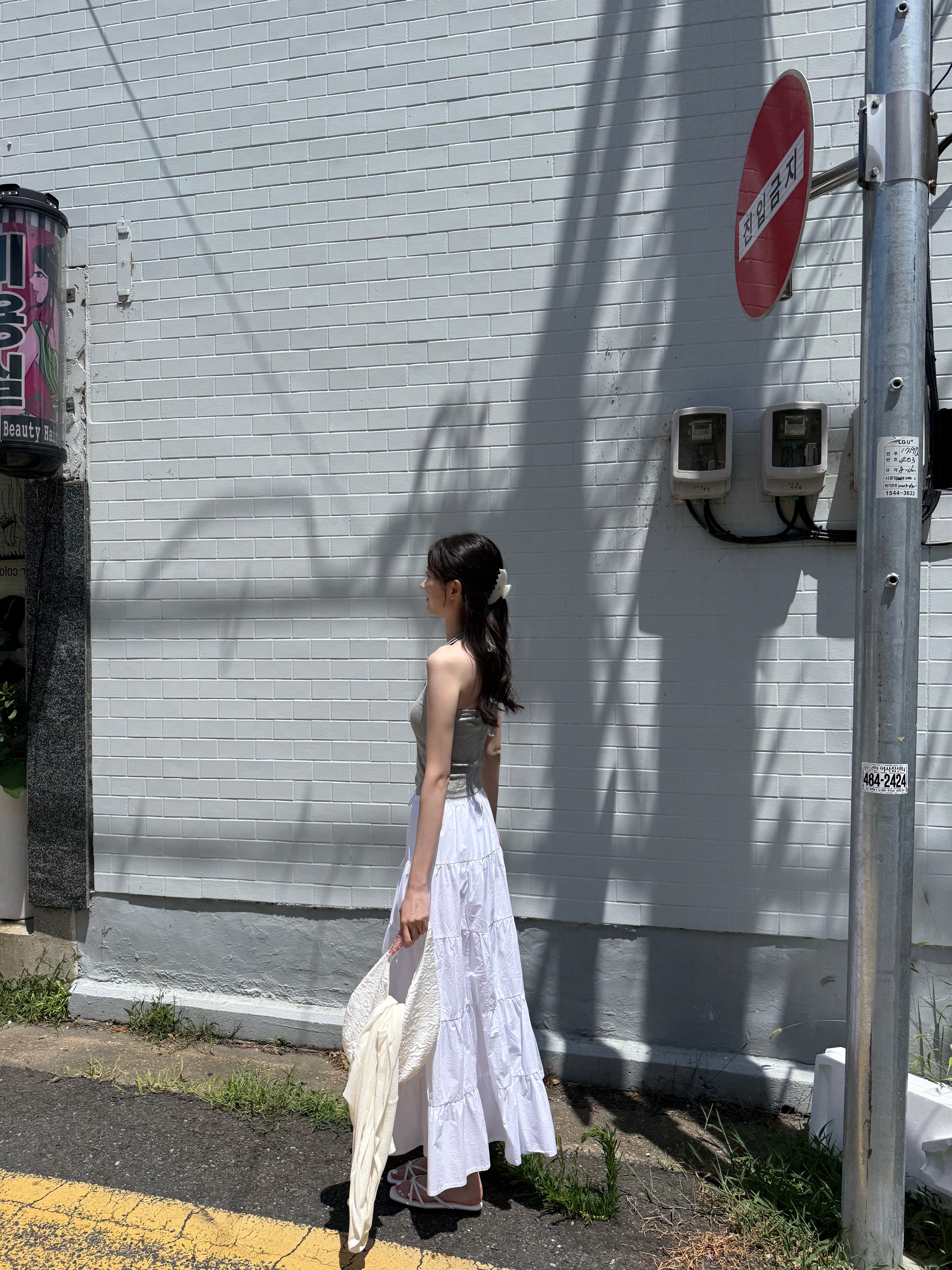 (W) Alo Yoga 90's Claw Clip White Pearl 착용 스타일 - 1