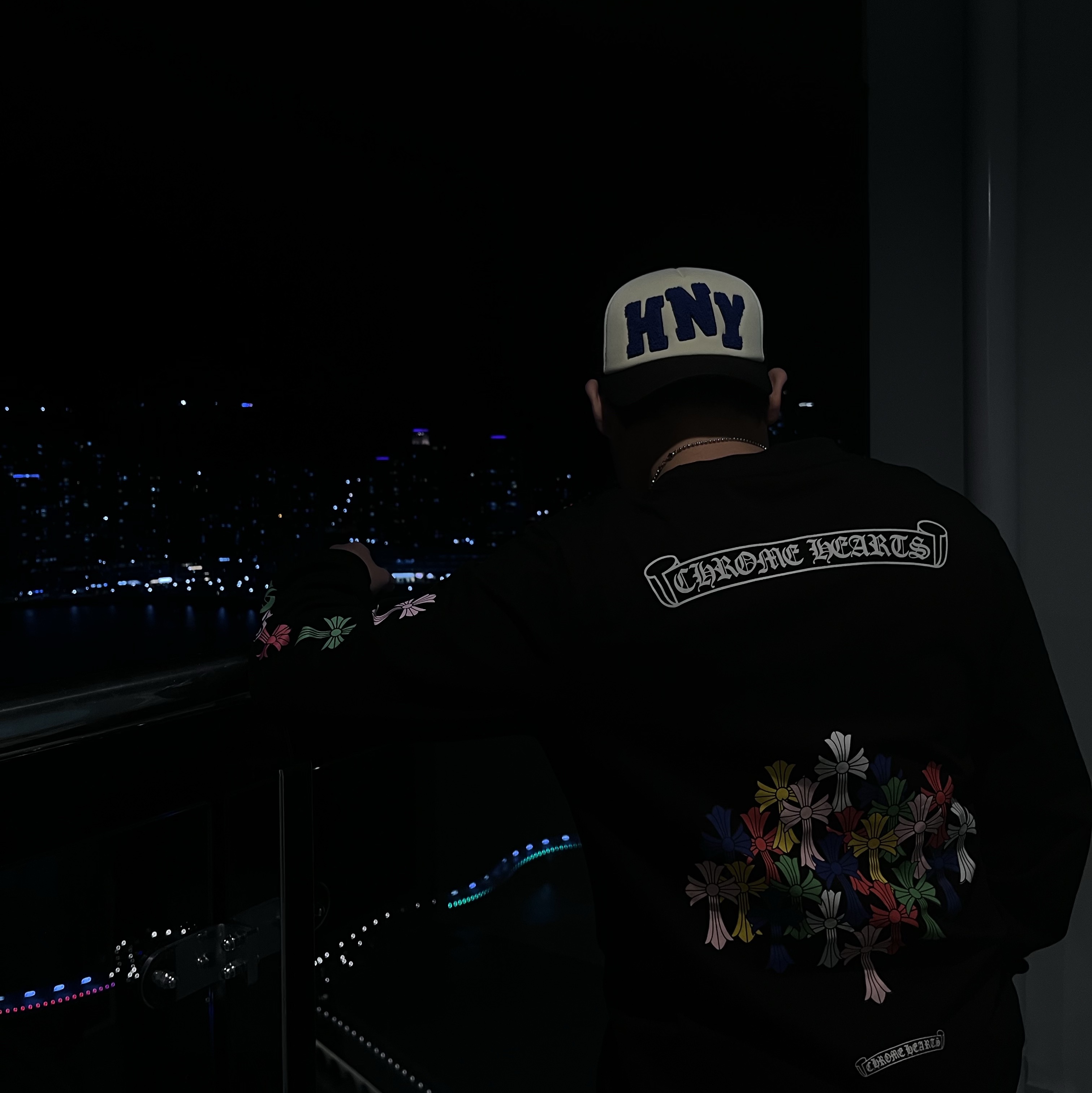 Honey Scoop House HNY Logo Trucker Cap Black, Chrome Hearts Multi Color Cross Cemetery LS T-Shirt Black 착용 스타일