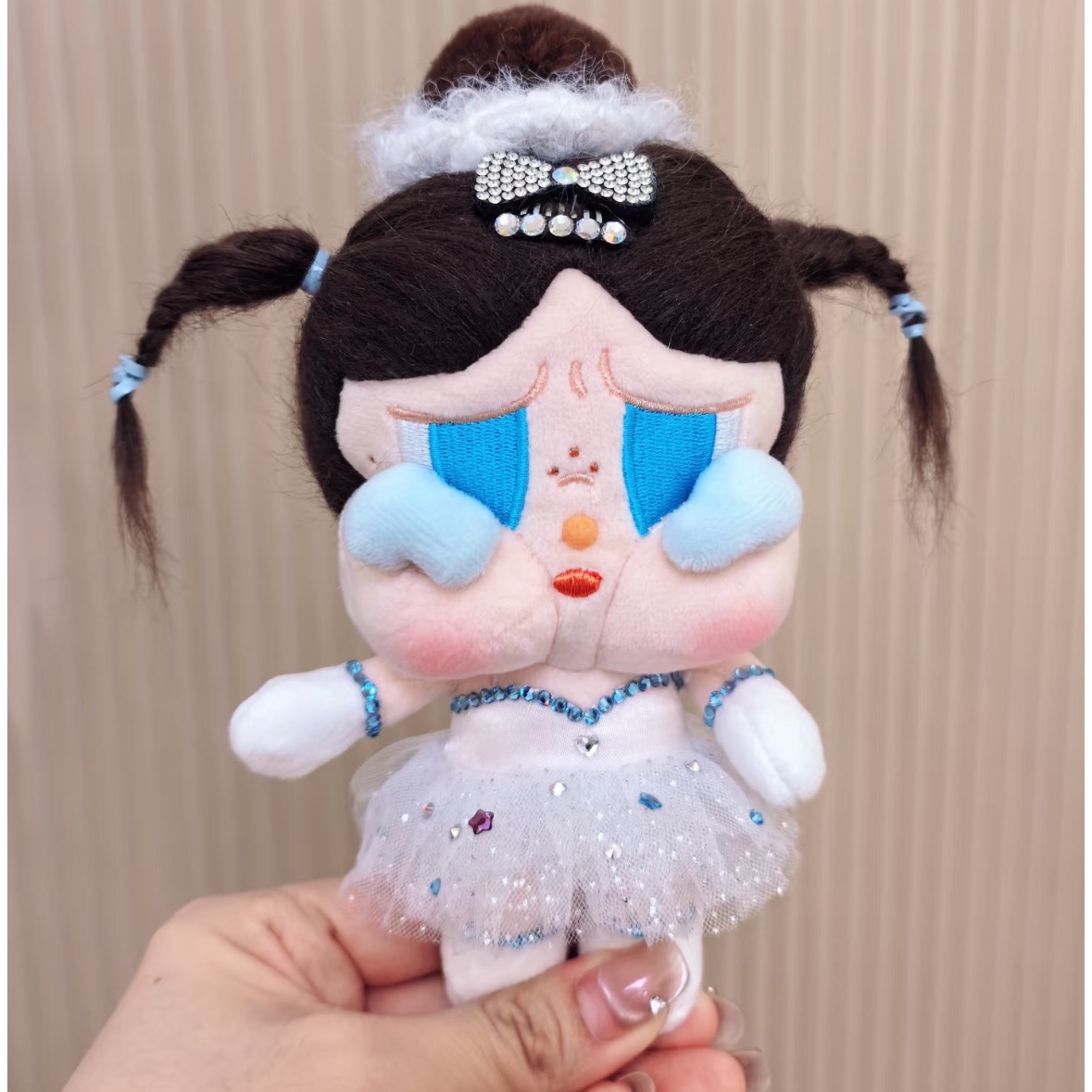 Pop Mart Crybaby Shiny Shiny Series Plush Pedant Blister Pack 착용 스타일