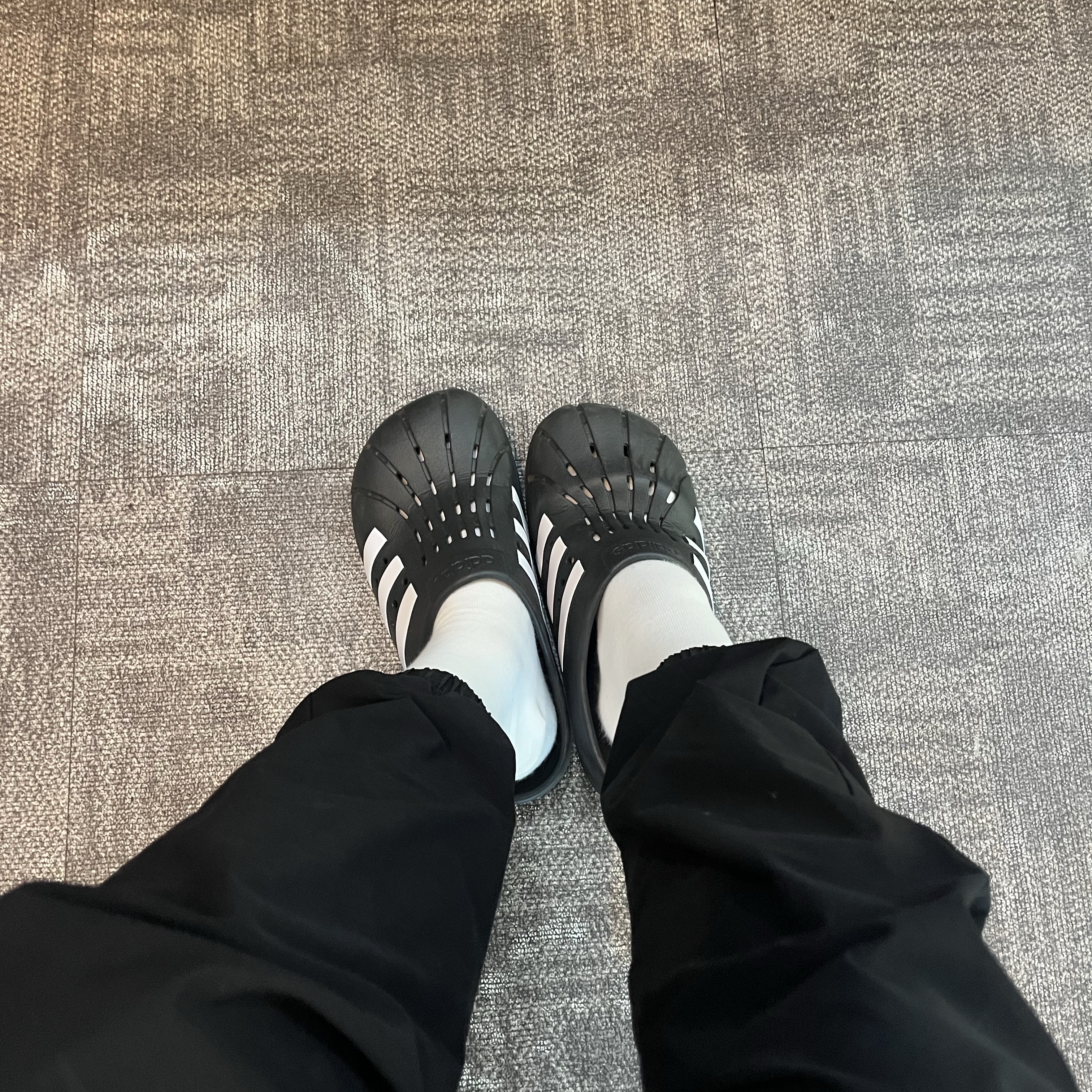 Adidas Adilette Clog Black White 착용 스타일