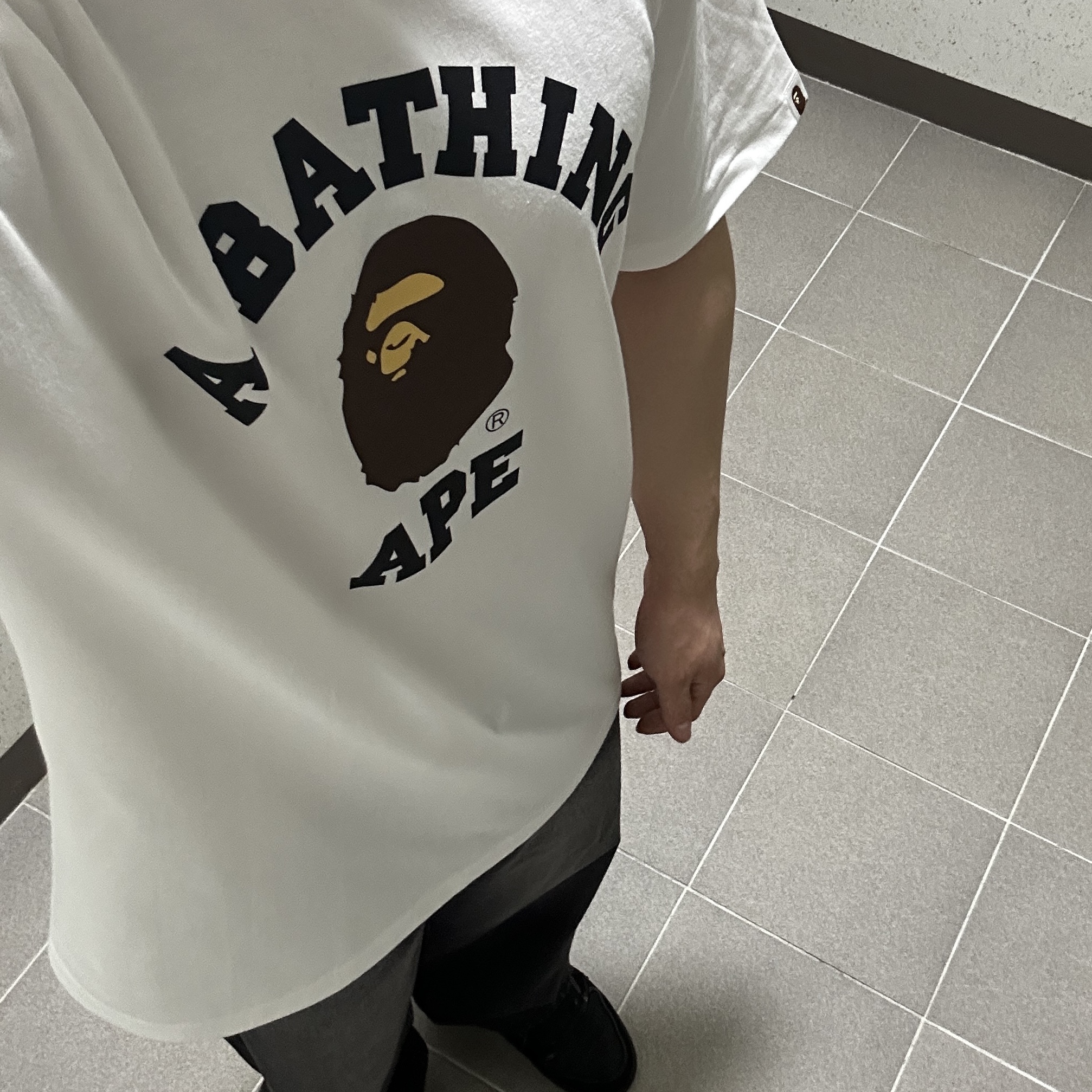 BAPE College T-Shirt White, Jordan 1 x Travis Scott Retro Low OG SP Black Phantom 착용 스타일