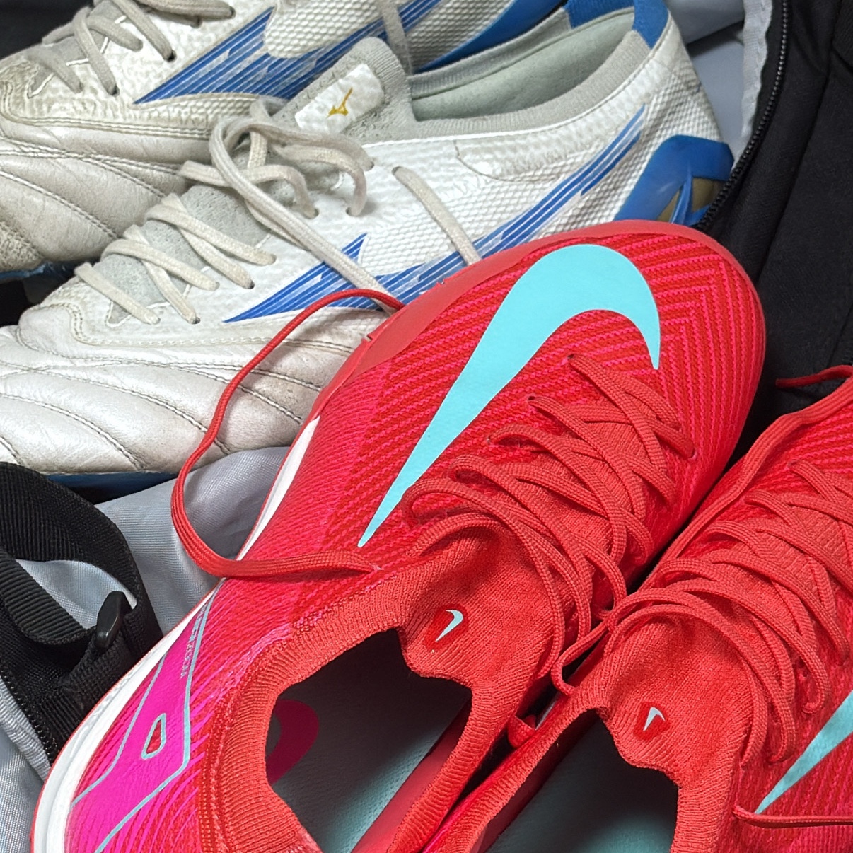 Nike Zoom Mercurial Vapor 16 Pro TF Ember Glow Aurora Green, Mizuno Morelia Neo IV Beta Japan White Laser Blue 착용 스타일
