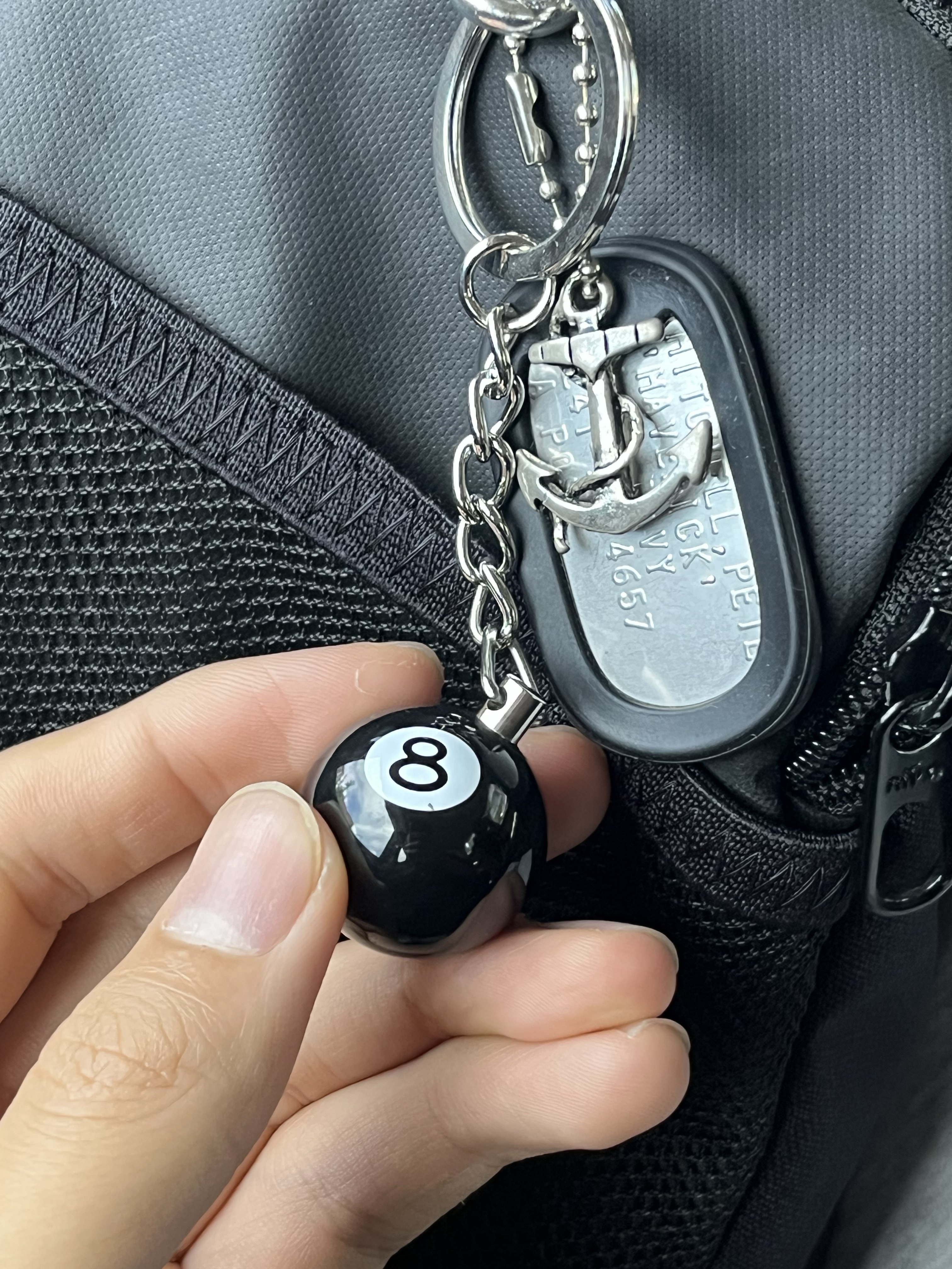 Stussy 8 Ball Keychain Black 착용 스타일 - 1