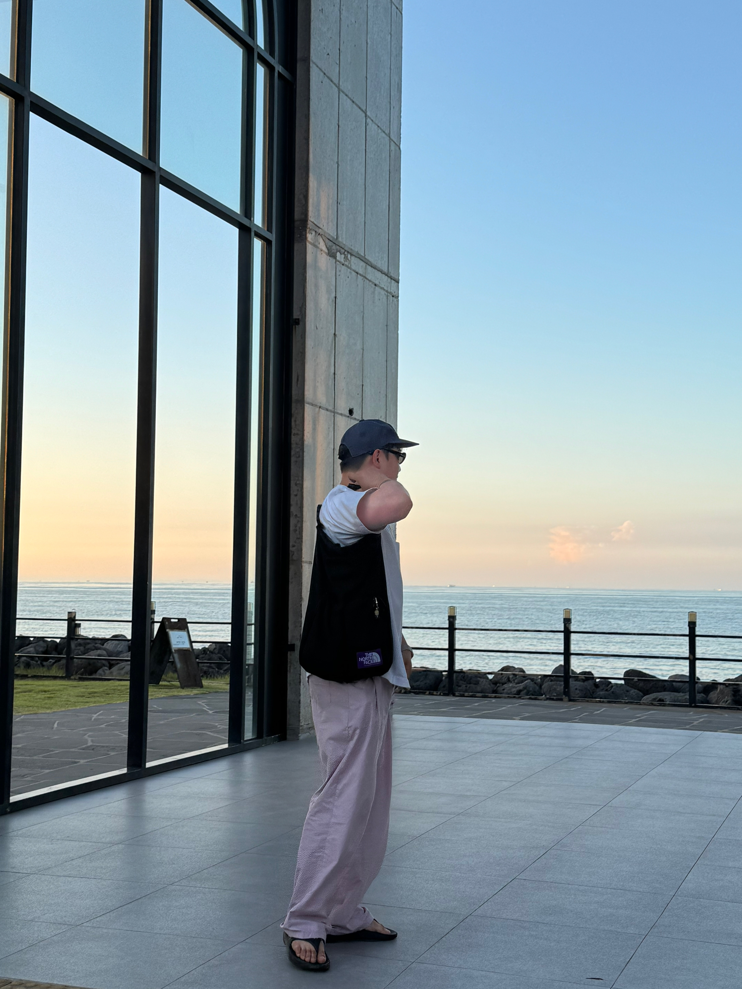 Oofos x Takahiromiyashita The Soloist Last Night I Dreamed That Somebody Loved Me The Sound of The Soloist Flip-Flop Black, The North Face Purple Label Field 2Way Tote Bag Black 착용 스타일 - 2