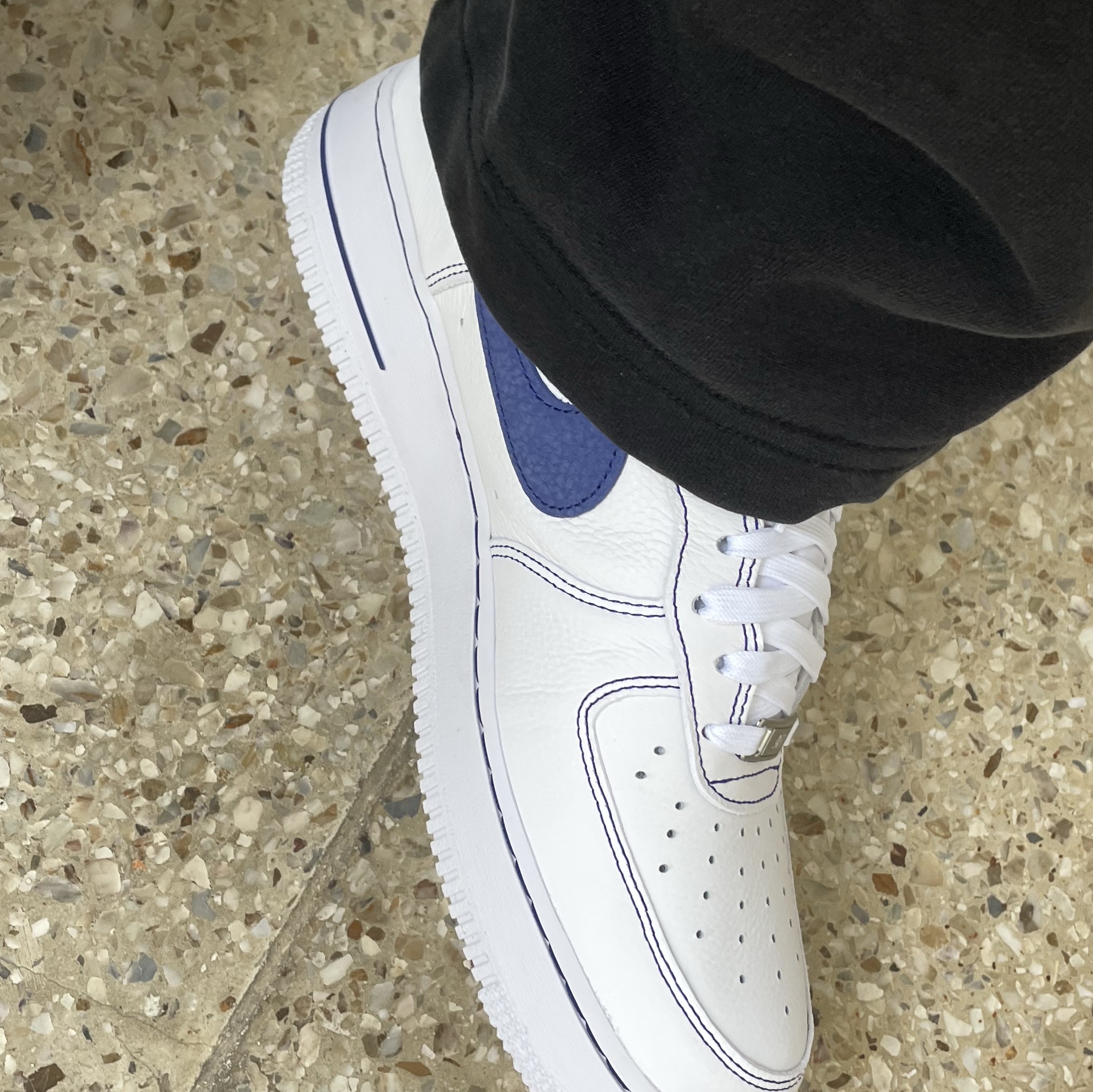 Nike Air Force 1 '07 LV8 White Deep Royal Blue 착용 스타일 - 2