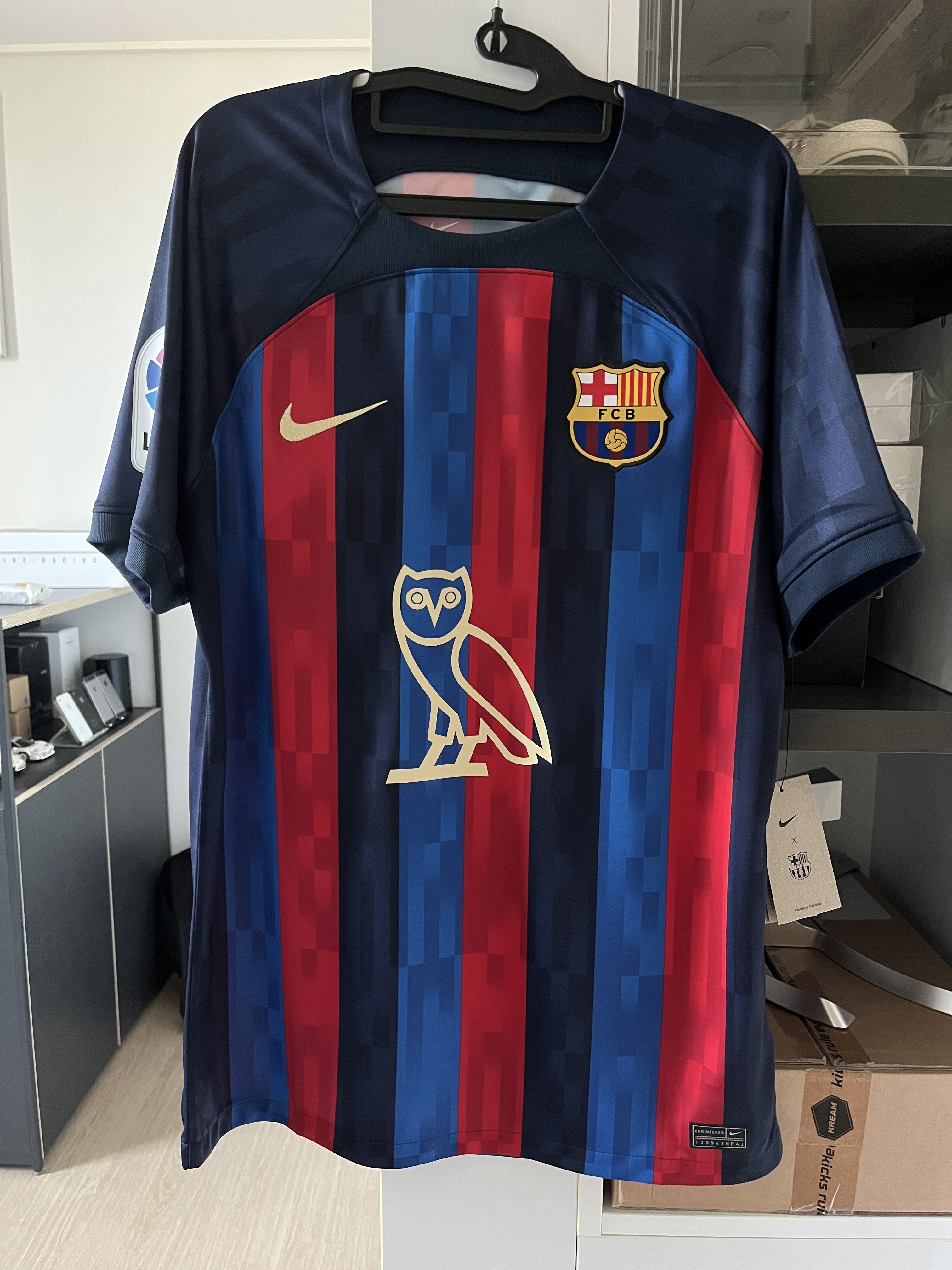 Nike FC Barcelona 2022/23 Stadium Home Dri-Fit Jersey Blue Scarlet (Non Sponser & Non Marking Ver.), Nike FC Barcelona 2022/23 ADV Match Home Dri-Fit Jersey Blue Scarlet (Non Marking Ver.) 착용 스타일 - 1