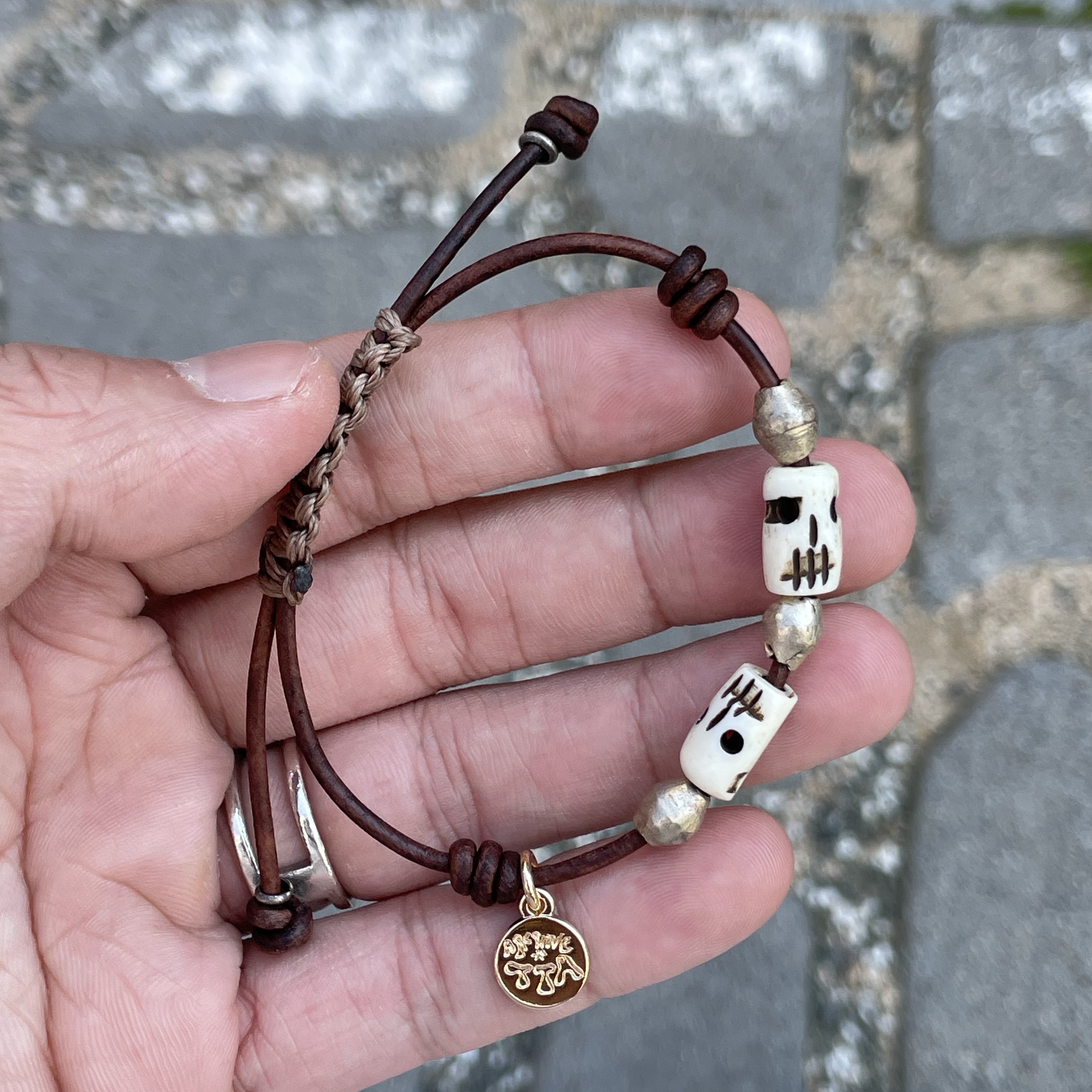 TOWTOW.ARCHIVE Hocus Pocus(Skull) Bracelet White 착용 스타일 - 3