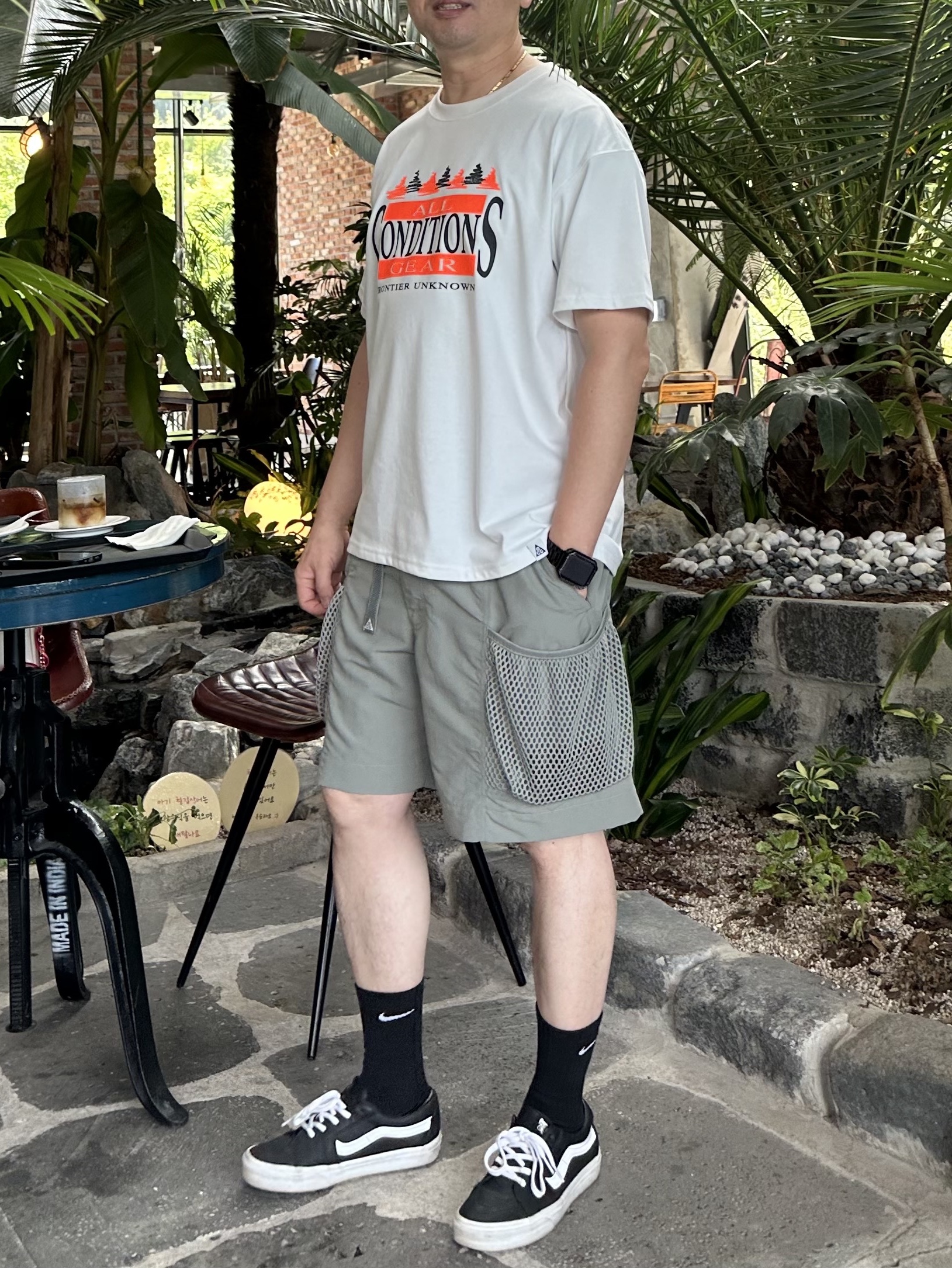 Nike ACG Snowgrass Cargo Shorts Dark Stucco Summit White - Asia 착용 스타일 - 2