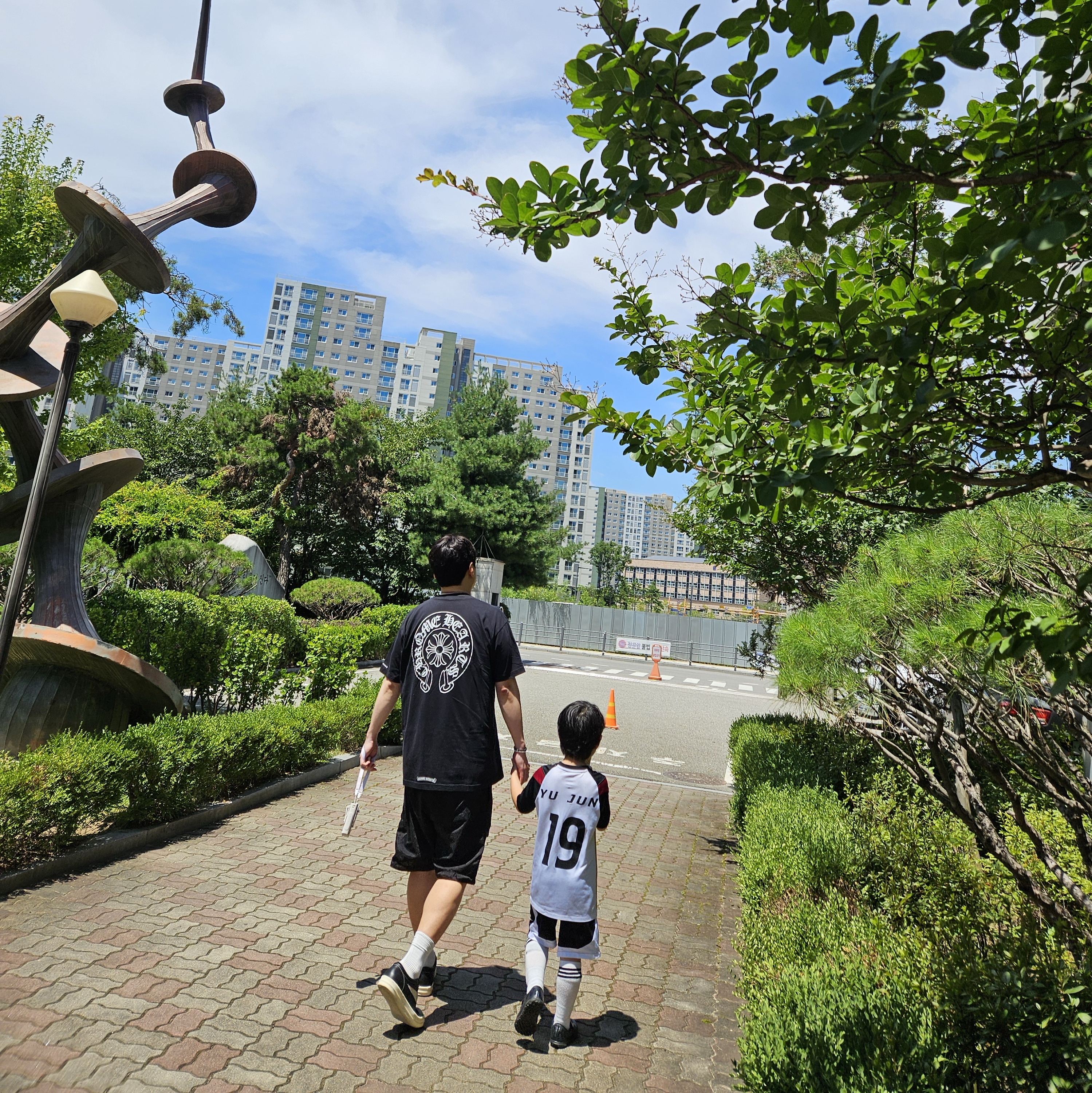 Chrome Hearts Horseshoe Logo Pocket T-Shirt Black, Rick Owens Luxor Vintage Sneakers Black Milk 착용 스타일