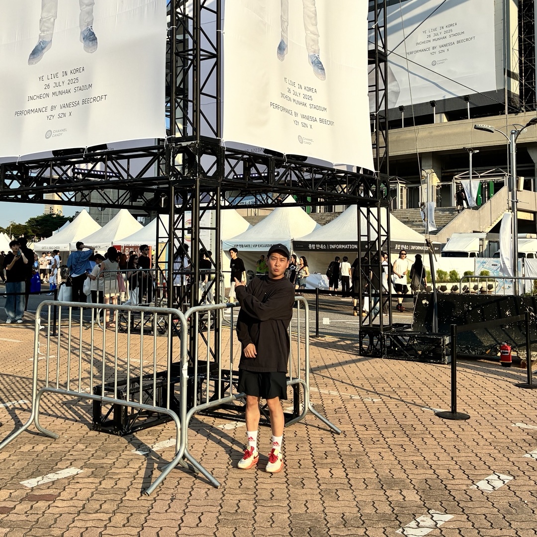 Yeezy Gap Engineered By Balenciaga Foldable Cap Black, Yeezy Gap Engineered By Balenciaga Logo Long Sleeve T-Shirt Black 착용 스타일