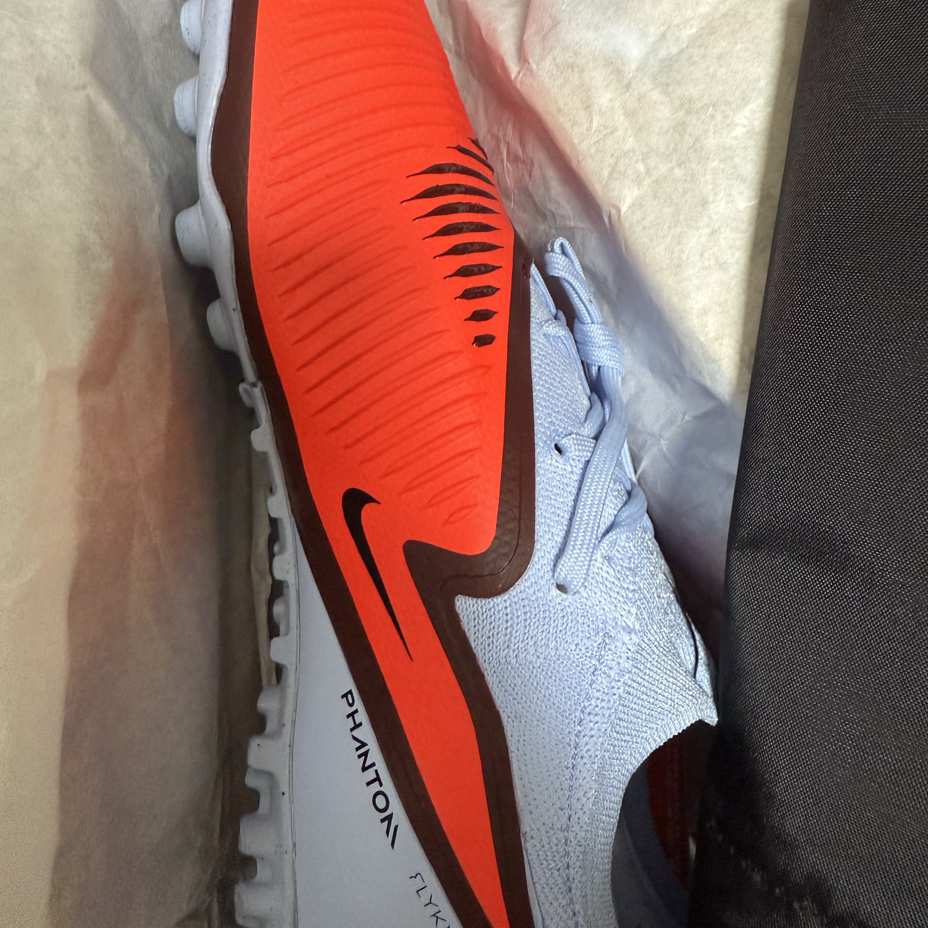 Nike ReactX Phantom 6 Low Pro TF Royal Tint Bright Crimson 착용 스타일
