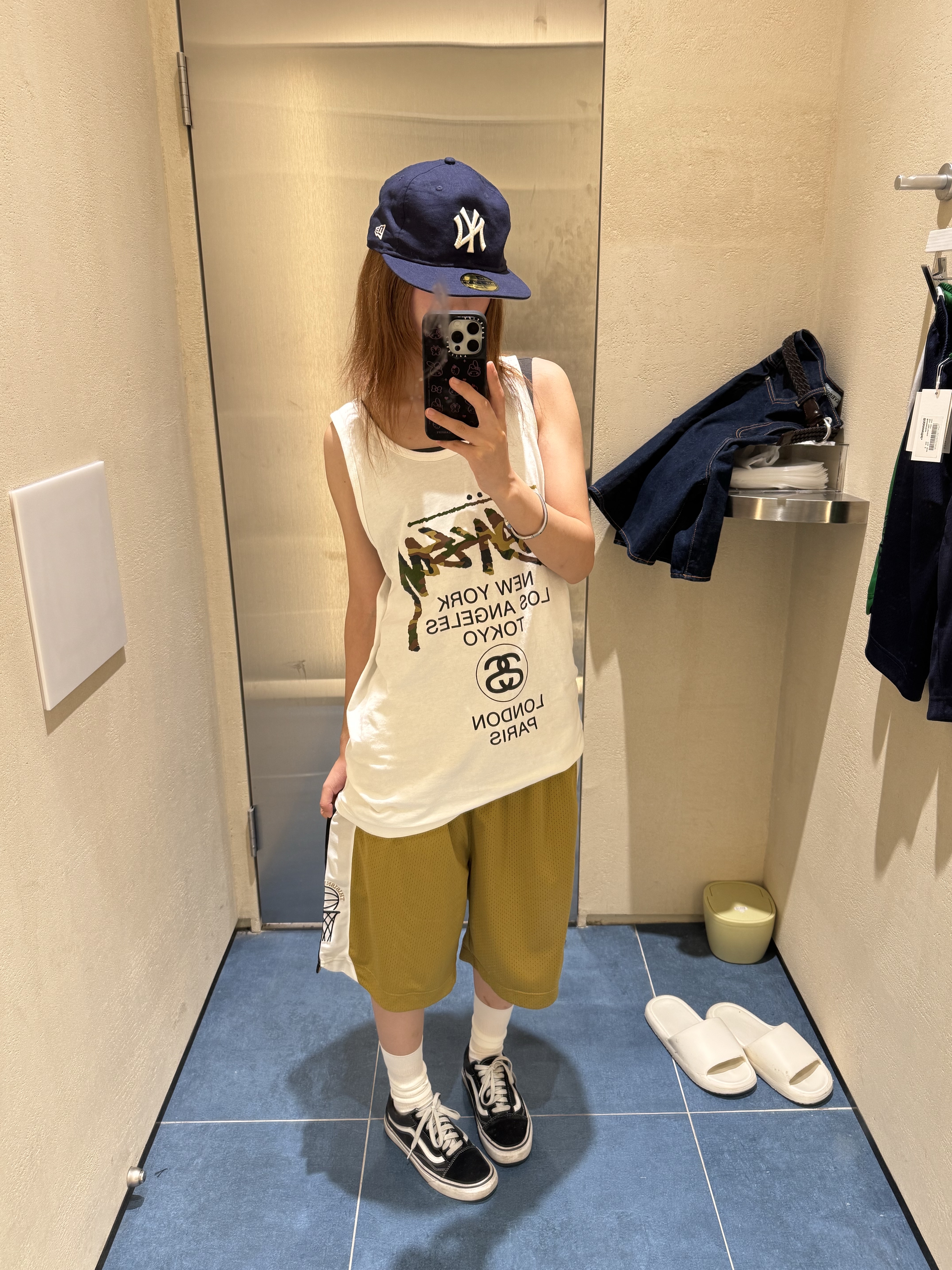 New Era 59Fifty MLB Authentic New York Yankees Game Navy, Vans ComfyCush Old Skool Black True white 착용 스타일 - 1