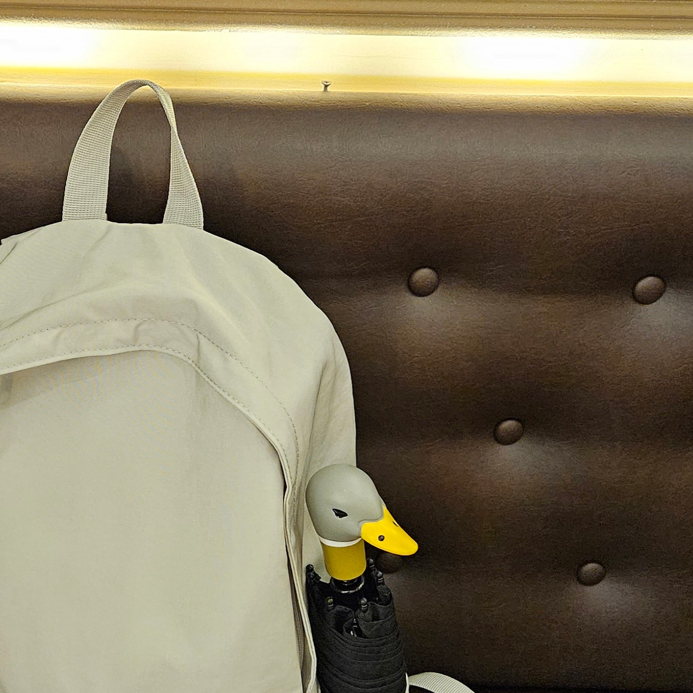 Human Made Duck Compact Umbrella Black 착용 스타일