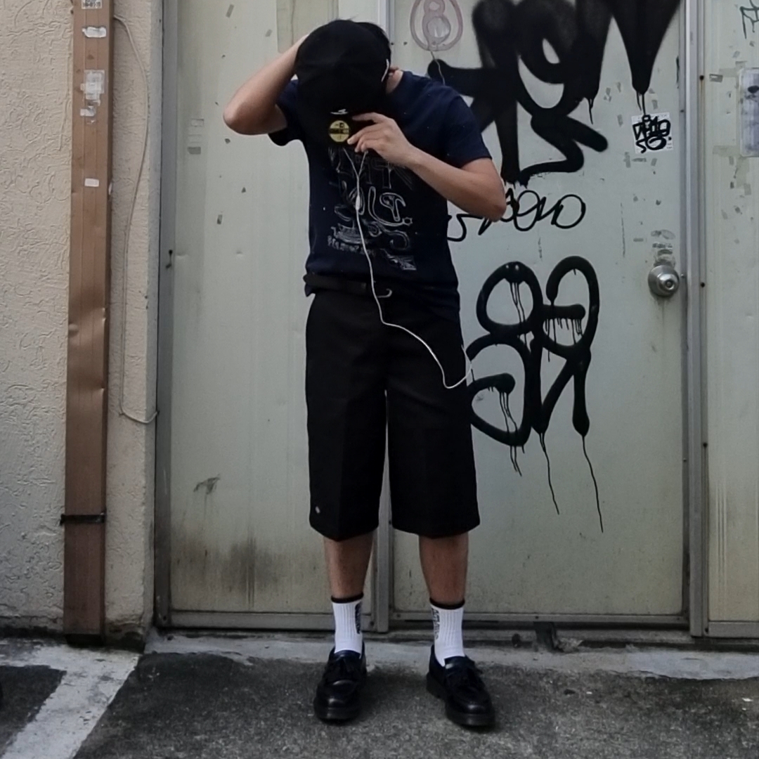 Dickies Loose Fit 13 Inch Flat Front Work Shorts Black, Dr. Martens Adrian Smooth Black 착용 스타일