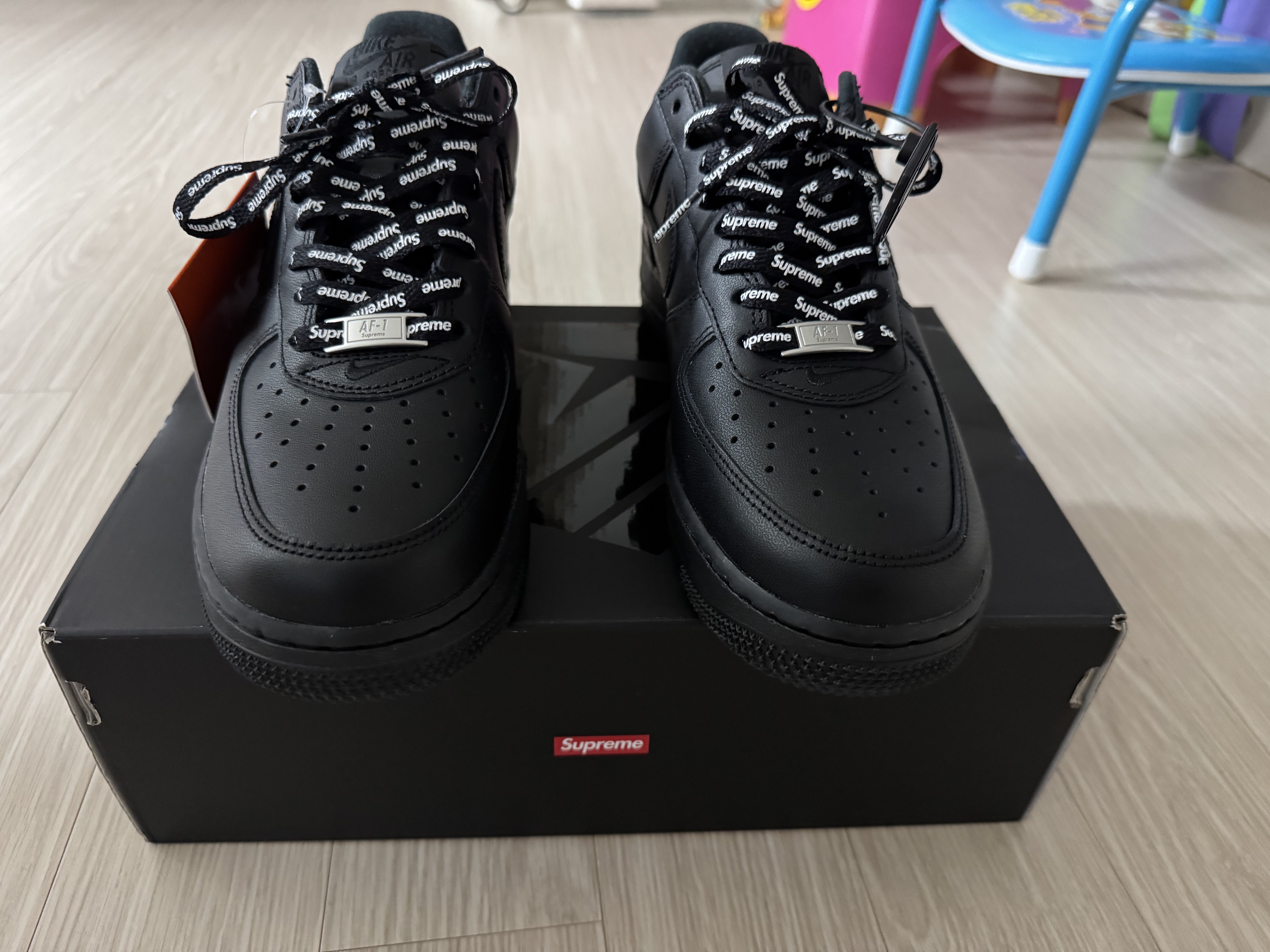 Nike x Supreme Air Force 1 Low Black 착용 스타일 - 3