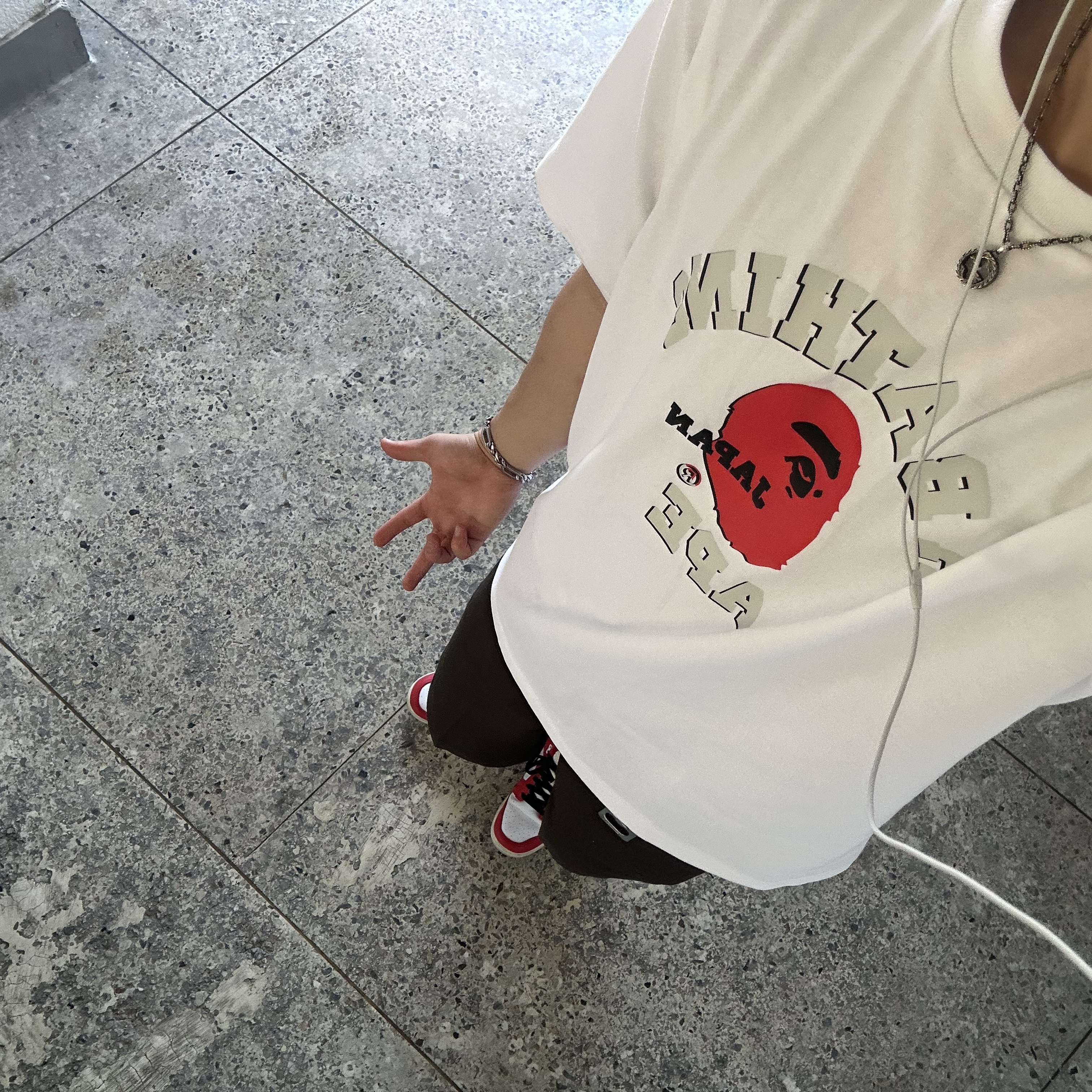BAPE Japan College T-Shirt White, Nike Dunk Low Retro PRM University Red Black 착용 스타일 - 1