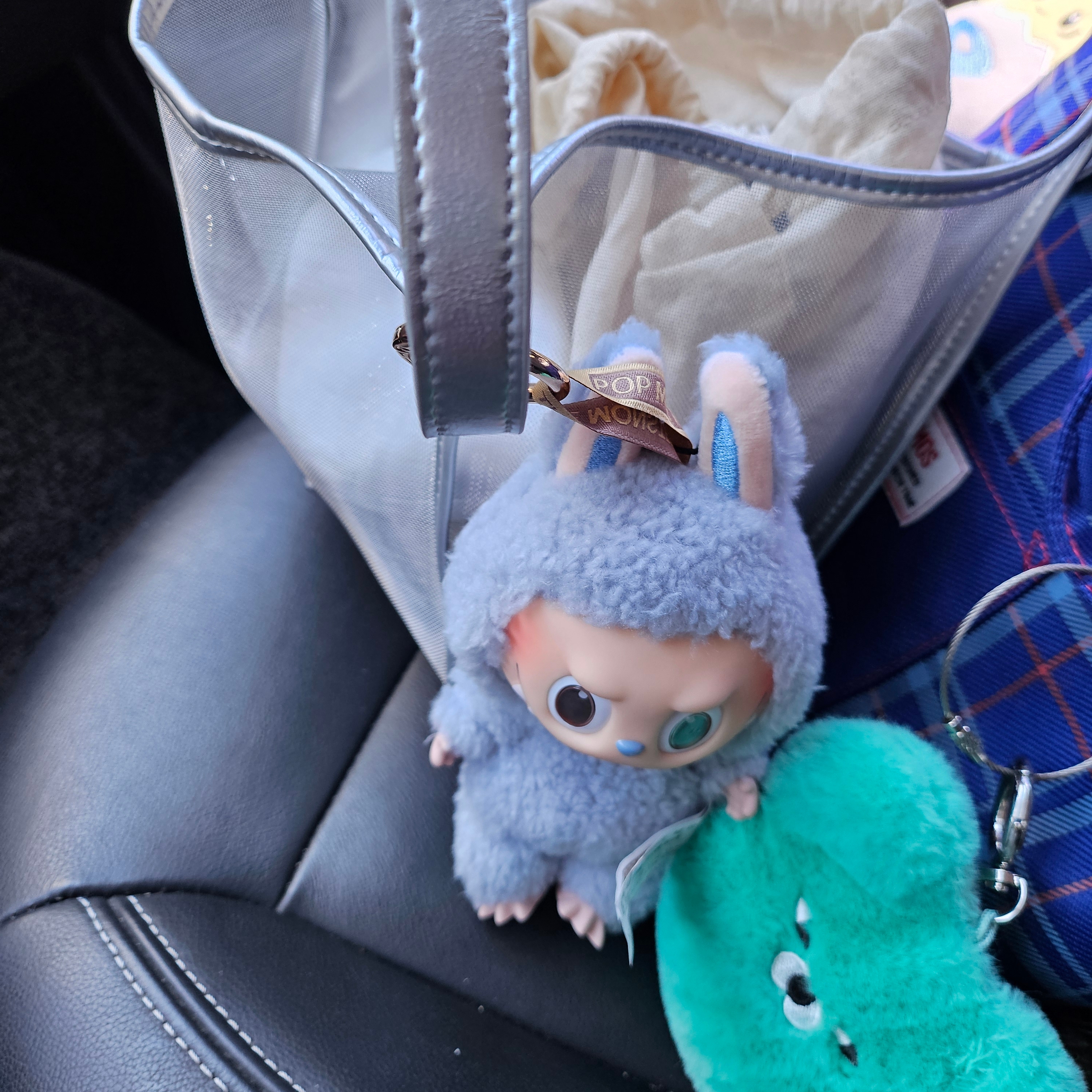 Pop Mart Labubu The Monsters Labubu Tasty Macarons Series Sea Salt Coconut Keyring 착용 스타일