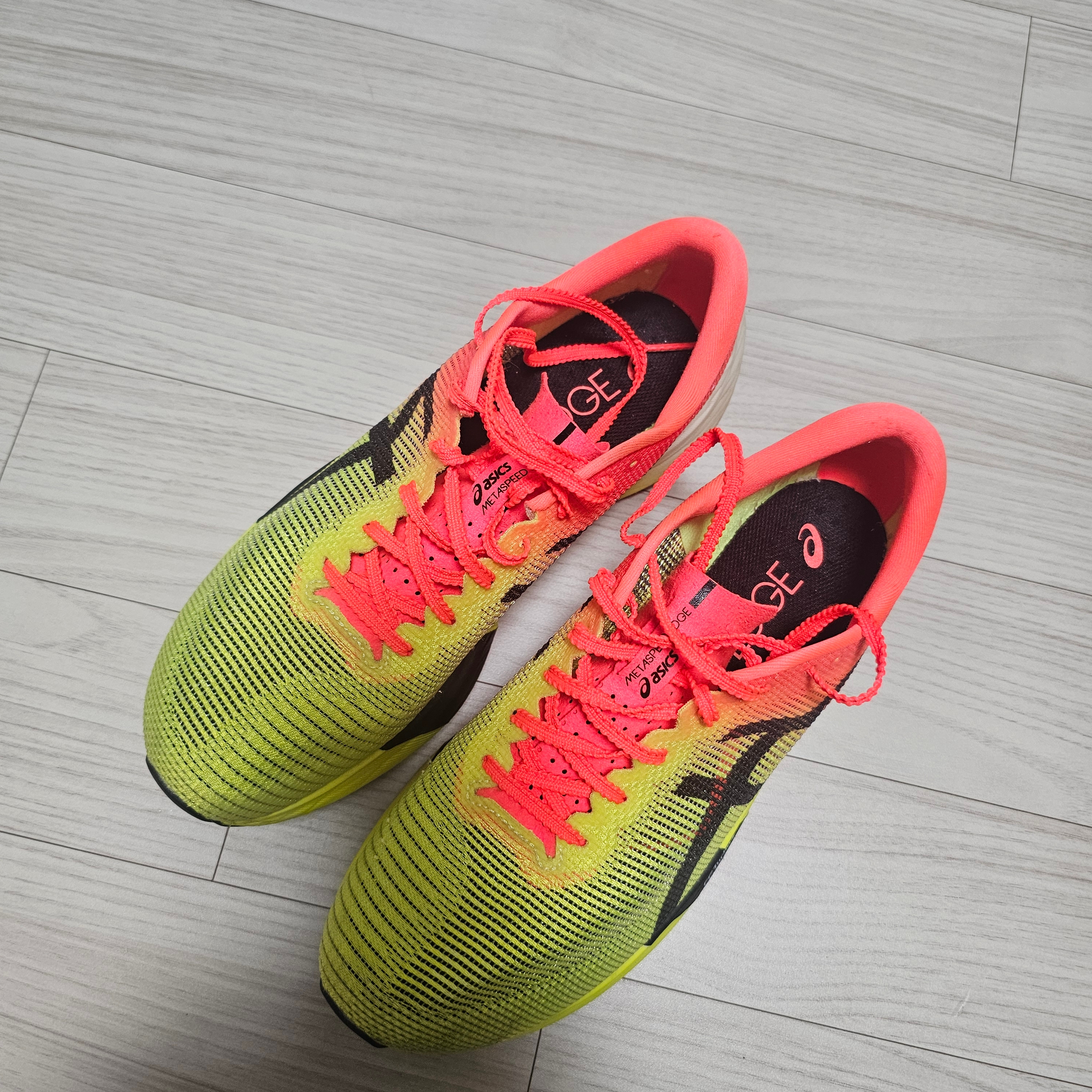 Asics Metaspeed Edge Paris Safety Yellow Black, Asics Metaspeed Edge Tokyo Flash Red Black 착용 스타일 - 3