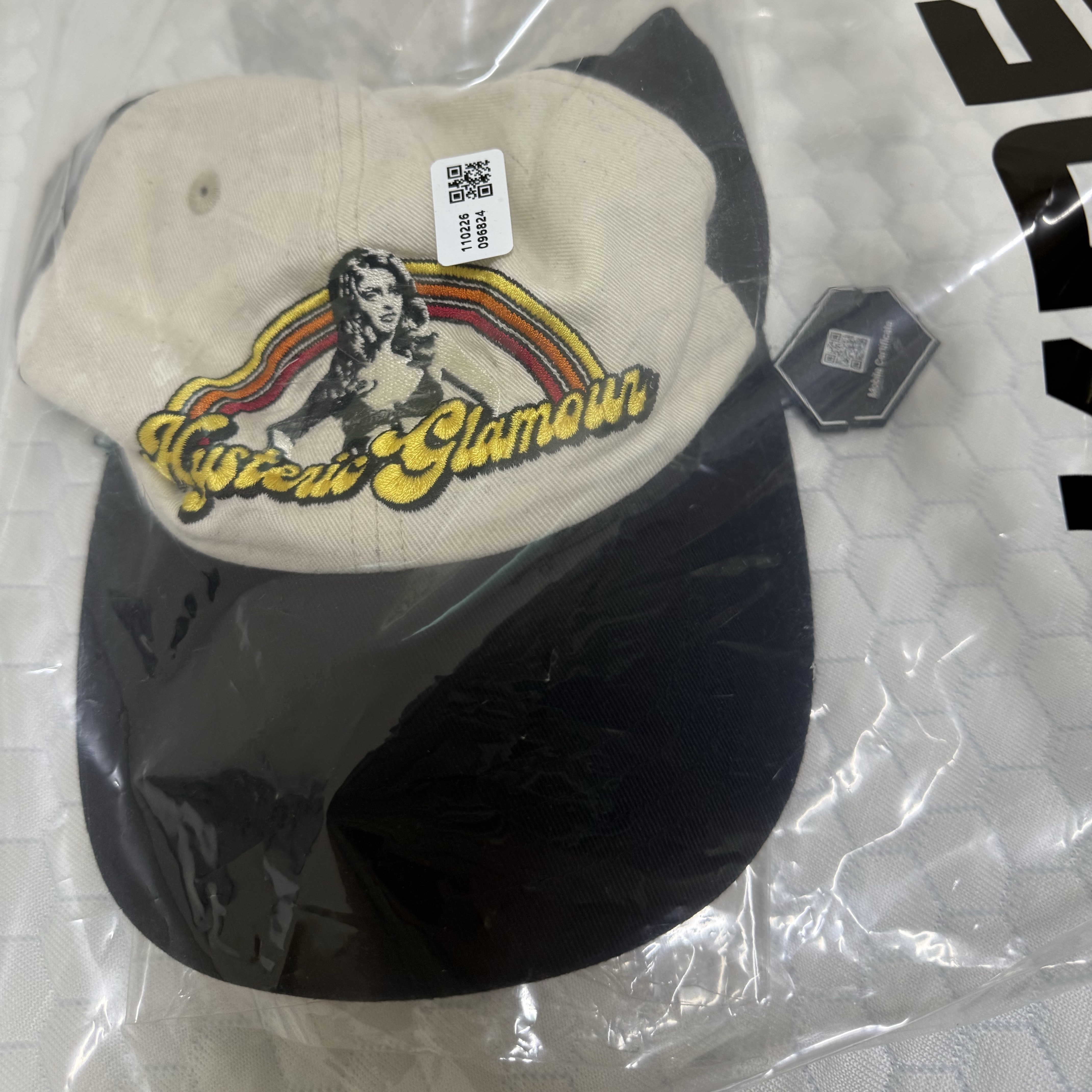 Hysteric Glamour Vixen Girl Key Holder Multi, Hysteric Glamour HG Rainbow Embroidered Cap Black 착용 스타일 - 2