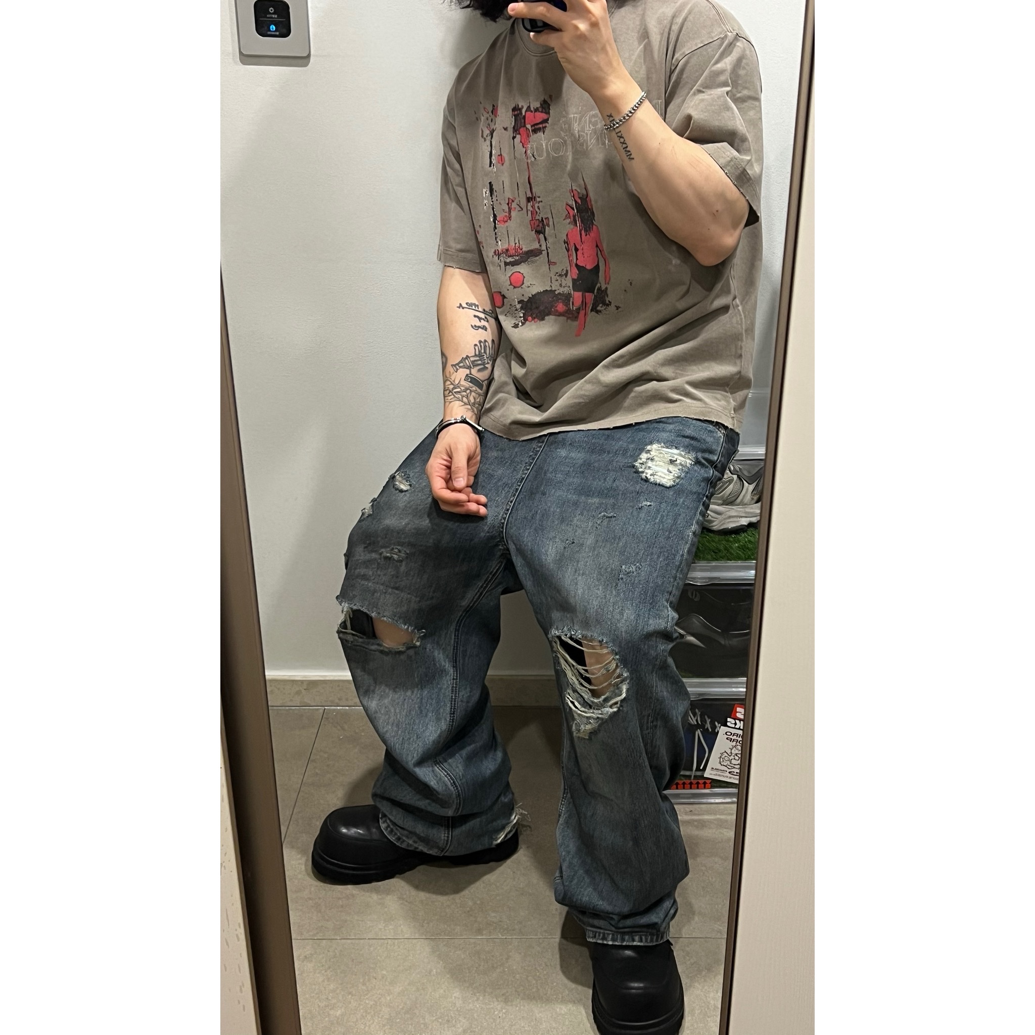 Awende Red Veil T-shirt Charcoal, Awende Dirty Washing Jeans Blue 착용 스타일 - 2