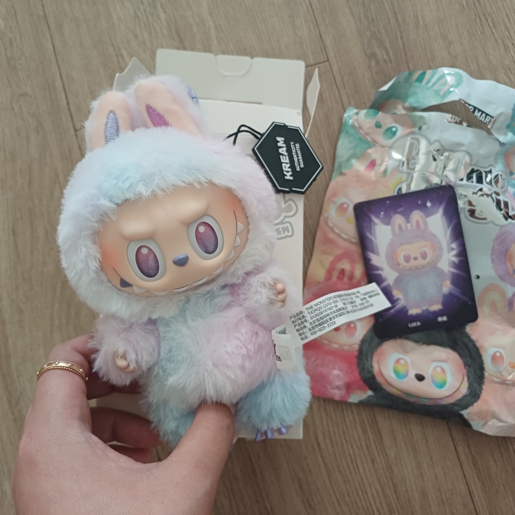 Pop Mart Labubu The Monsters Highlight Series Luck Keyring (Opened Case) 착용 스타일