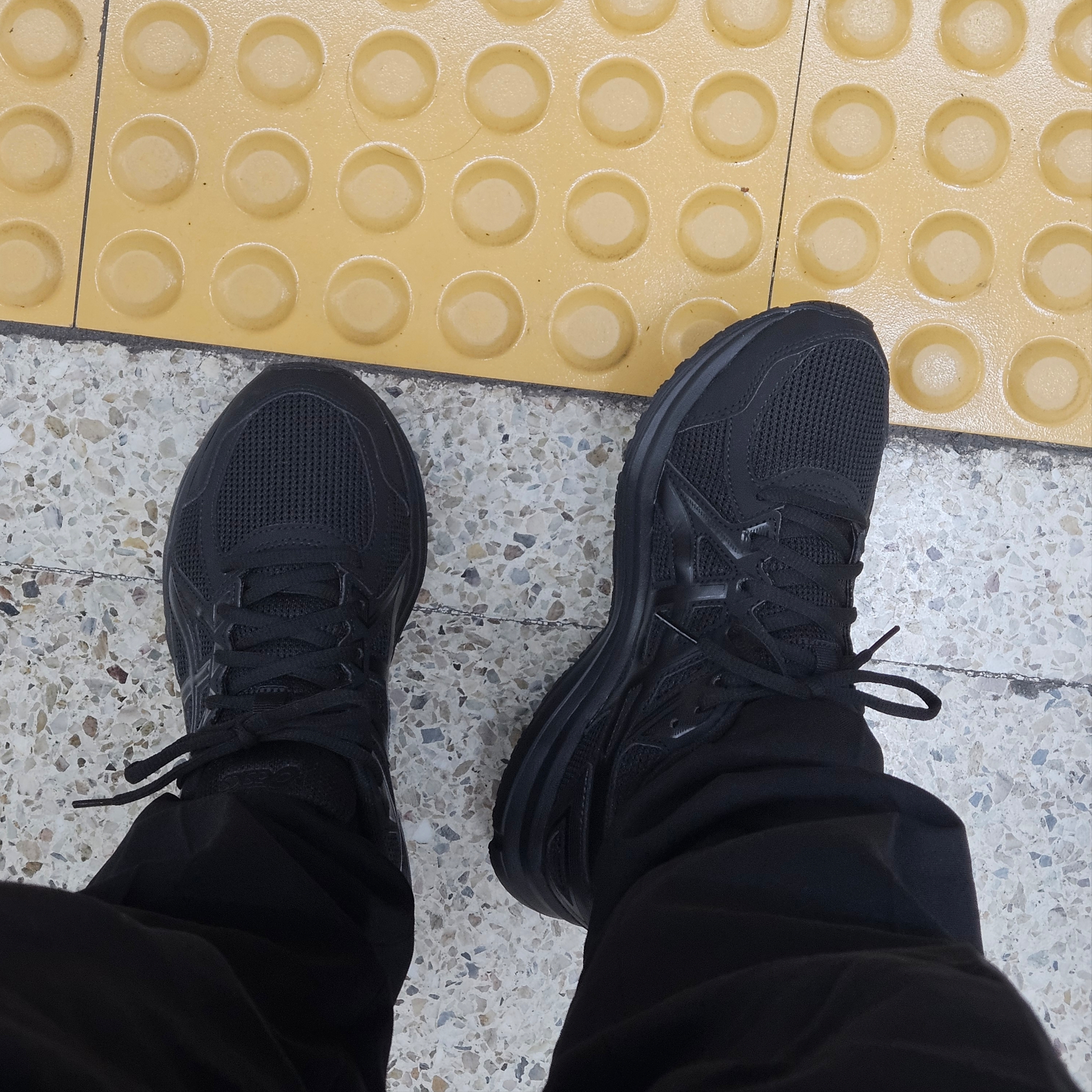 Asics Jog 100 2 Black - 4E Extra Wide 착용 스타일