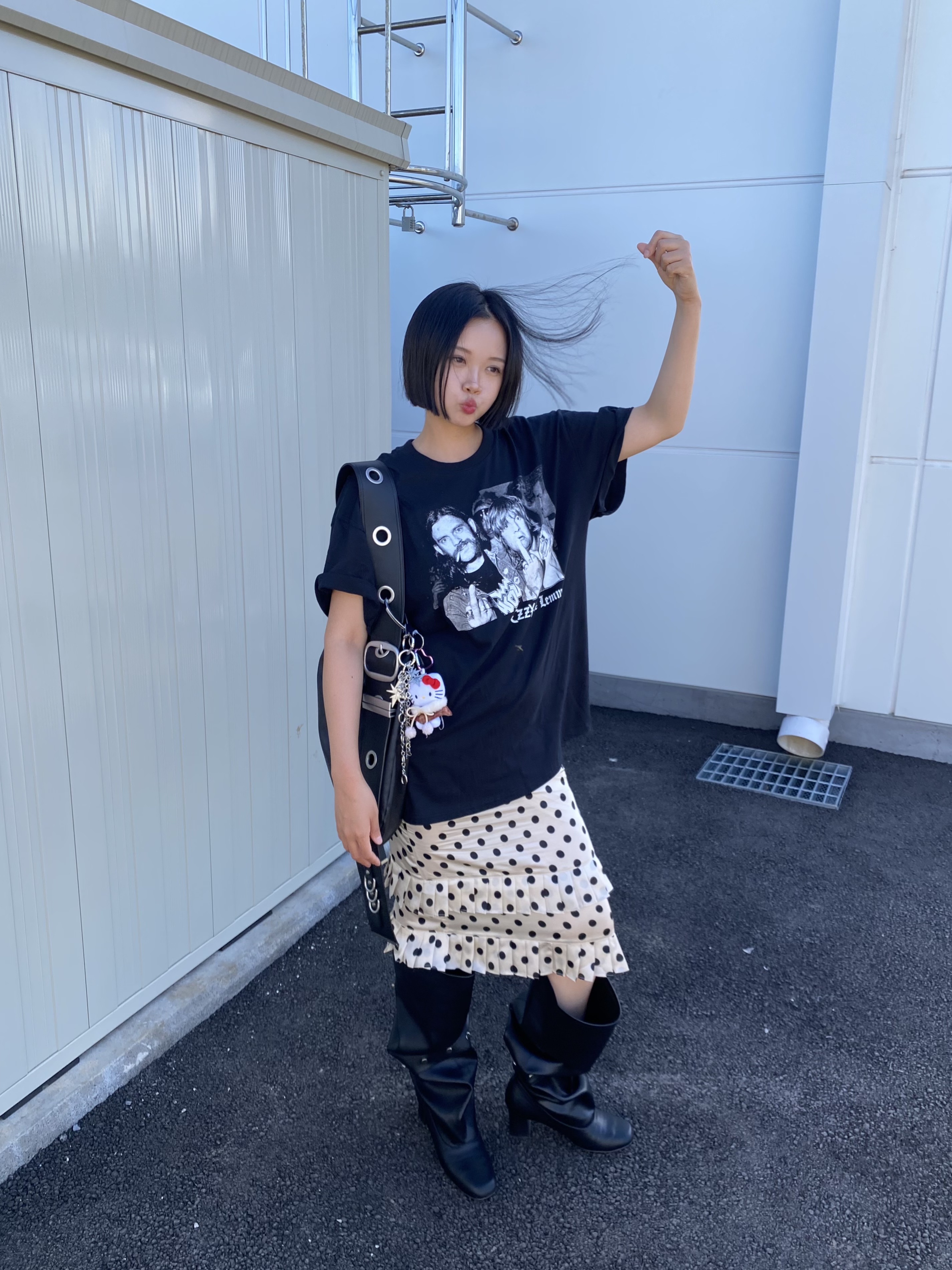 Vacant Archive Bella Wide Strap Hobo Bag Black 착용 스타일