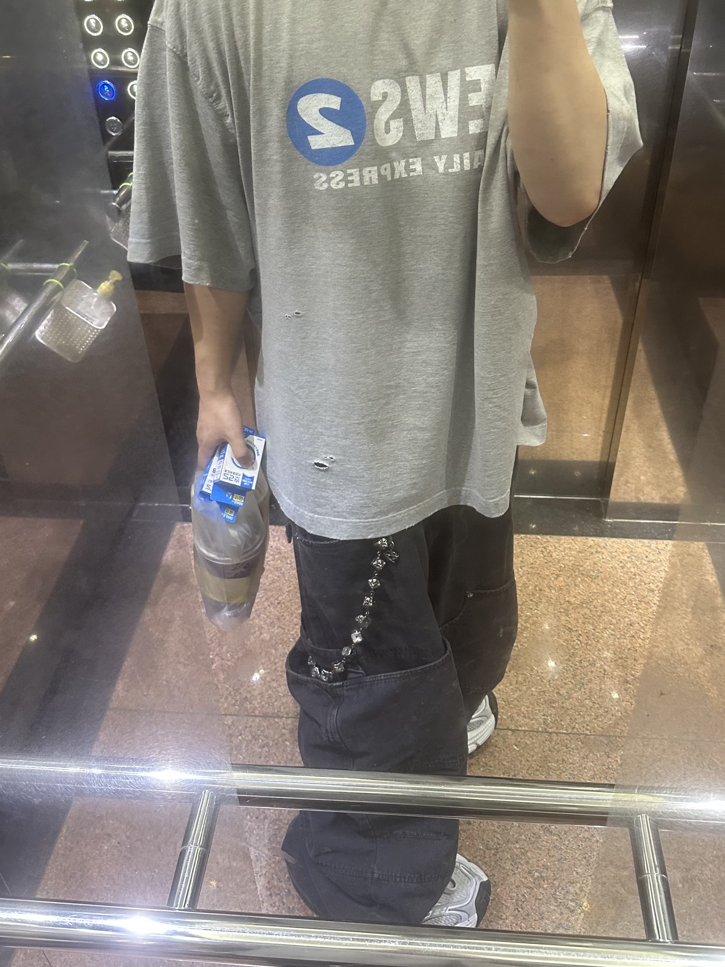 Nonnod Puckering News T-shirt Vintage grey, Balenciaga 10XL Sneakers White Grey Silver Black 착용 스타일 - 1