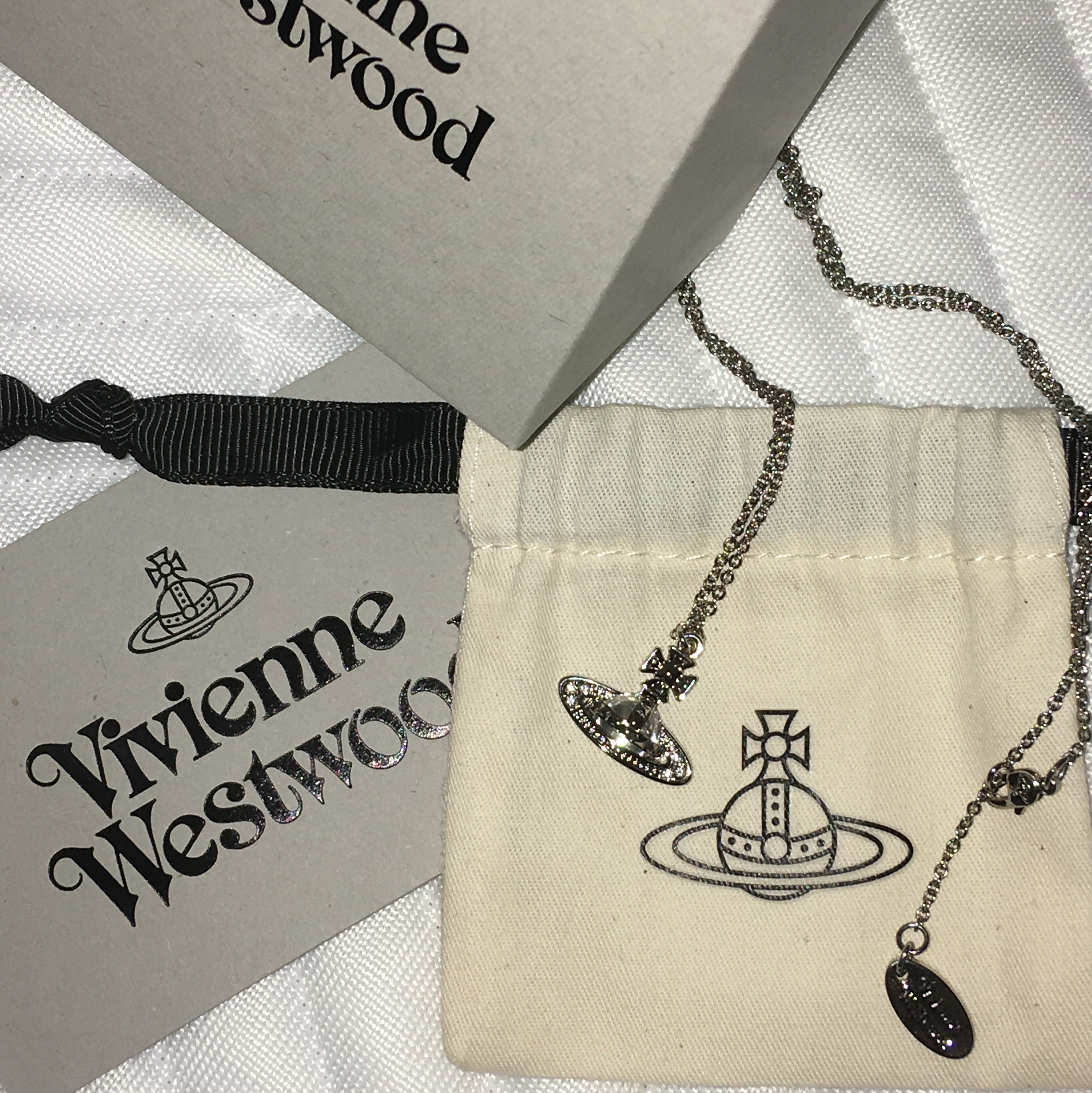 Vivienne Westwood Pina Small Bas Relief Pendant Silver 착용 스타일