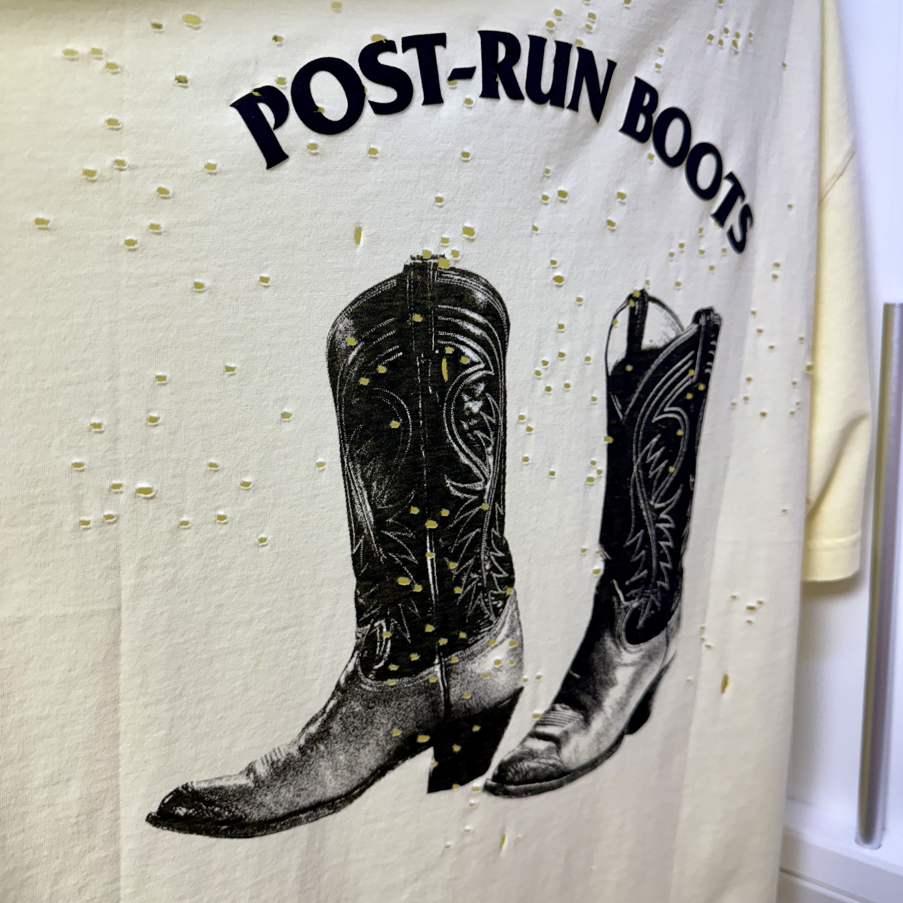 Satisfy 10th Anniversary Mothtech T-Shirt Sun Bleached Transparent Yellow 착용 스타일